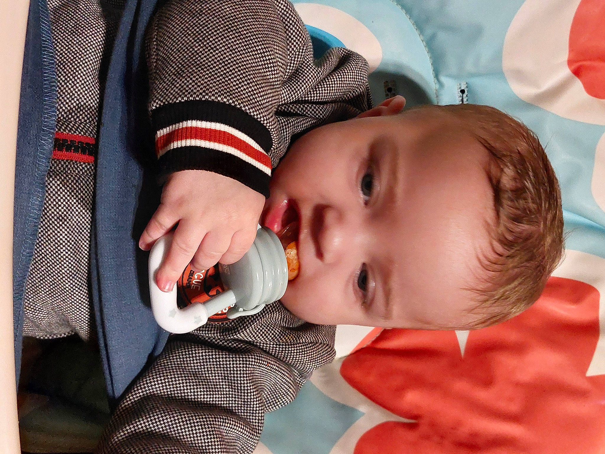 Louis a rejoint le concours — aidez-le/la à gagner de superbes lots ! baby, baby_toddler_clothing, beauty, cheek, chin, collar, comfort, eyelash, face, finger, happy, head, lip, mouth, nose, person, skin, sleeve, smile, textile