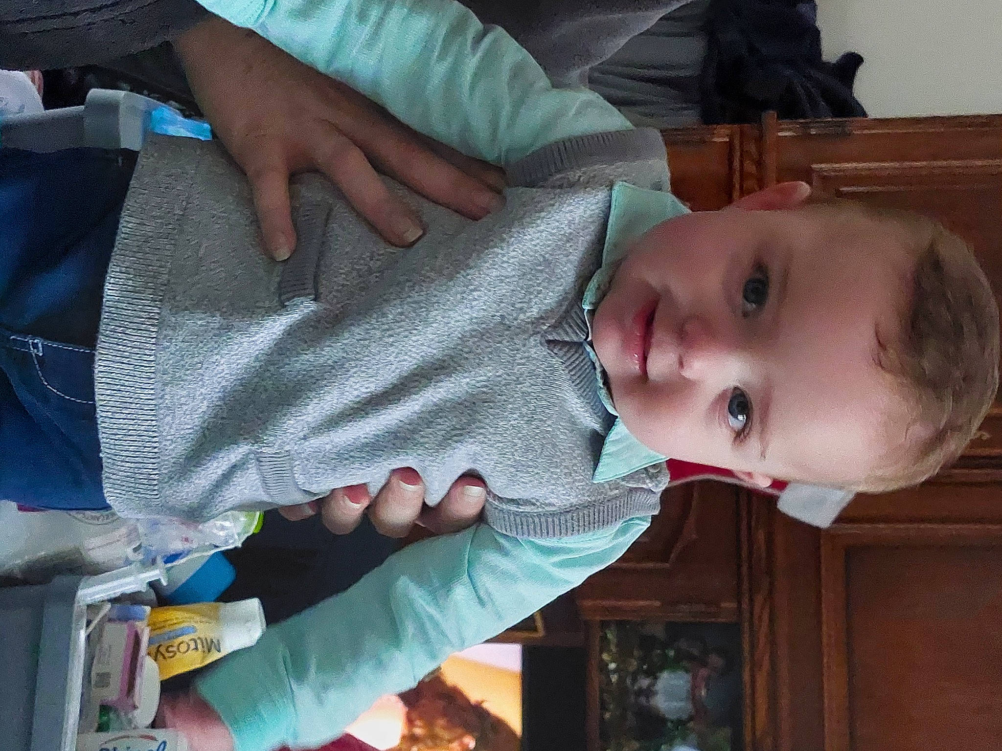 Louis participe au concours pour gagner de l'argent avec cette photo : baby, baby_products, baby_toddler_clothing, cheek, child, comfort, elbow, finger, gesture, hand, mouth, nail, pattern, person, sitting, sleeve, smile, thumb, toddler, wood