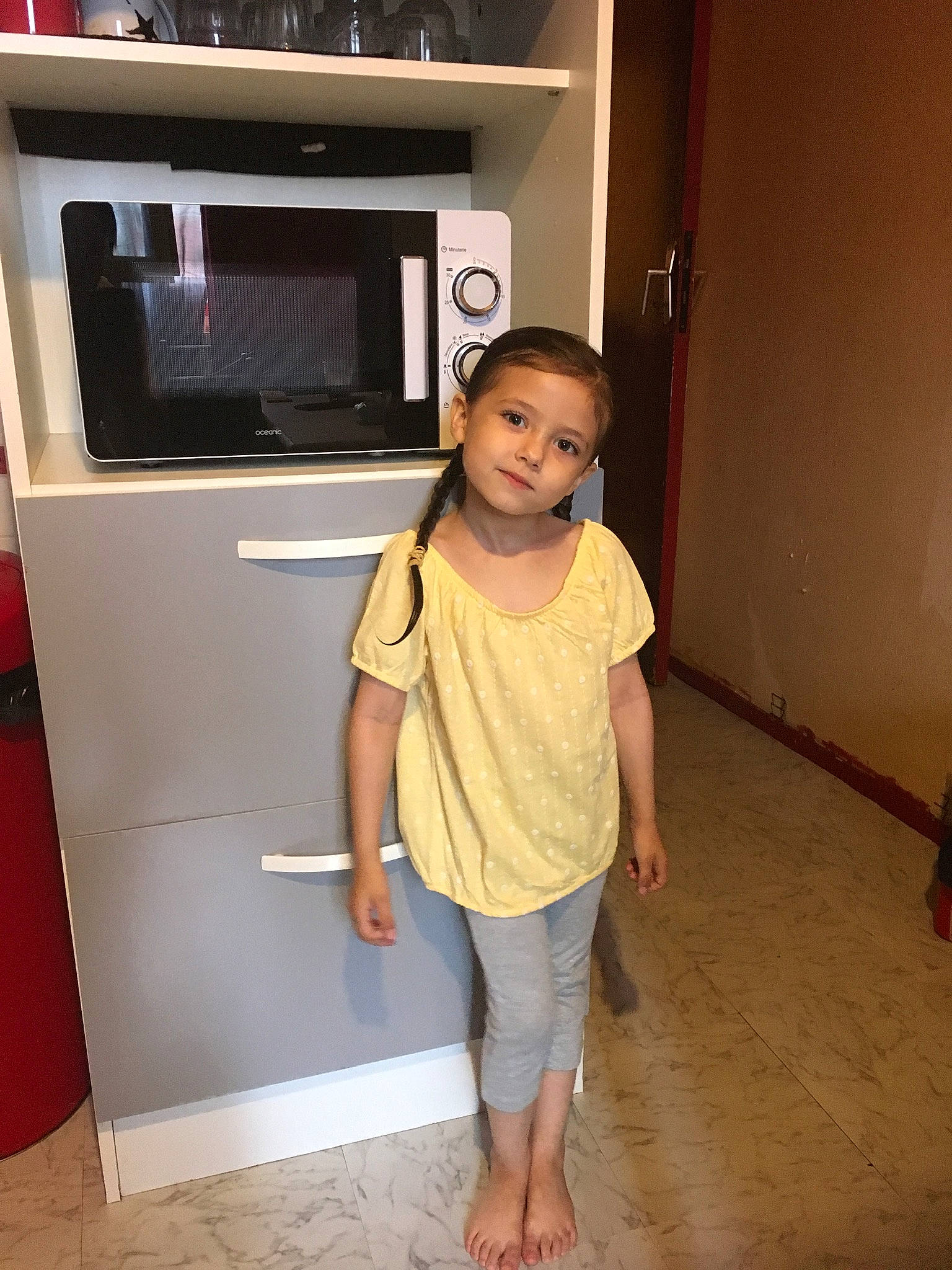 Kaina a rejoint le concours — aidez-le/la à gagner de superbes lots ! child, floor, flooring, joint, kitchen_appliance, leg, major_appliance, microwave_oven, person, room, shoulder, standing