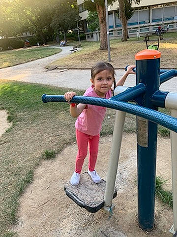 Kaina a rejoint le concours — aidez-le/la à gagner de superbes lots ! child, city, fun, human_settlement, leisure, outdoor_play_equipment, park, person, play, playground, public_space, recreation, toddler