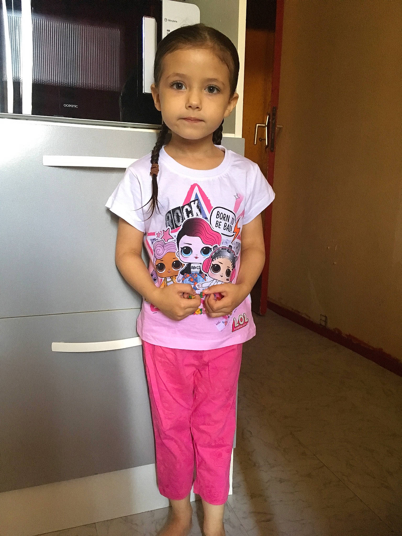 Kaina a rejoint le concours — aidez-le/la à gagner de superbes lots ! child, pajamas, person, pink, shoulder, standing, toddler