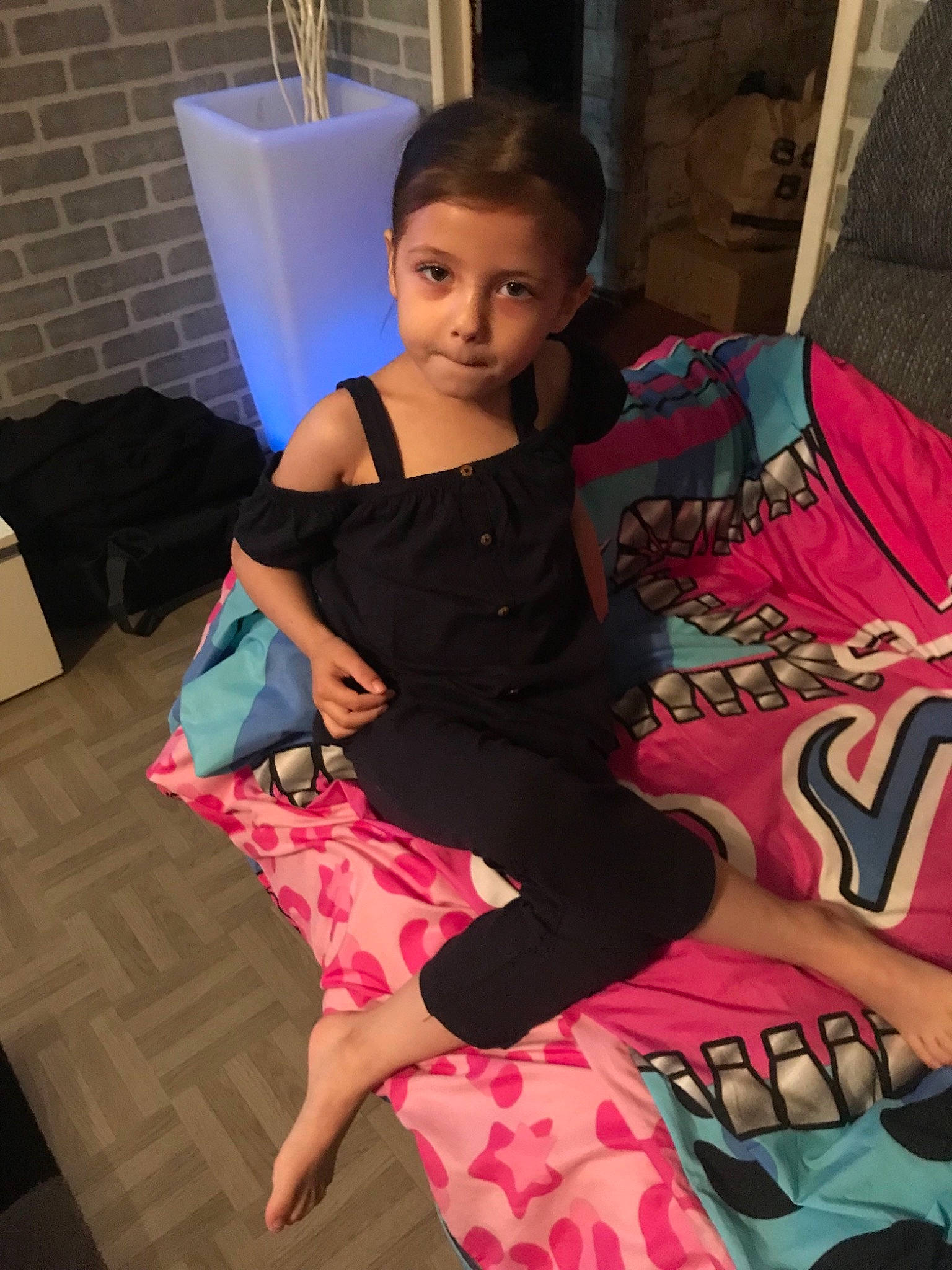 Kaina a rejoint le concours — aidez-le/la à gagner de superbes lots ! child, dress, party, person, pink, sitting, skin, textile, toddler, vacation