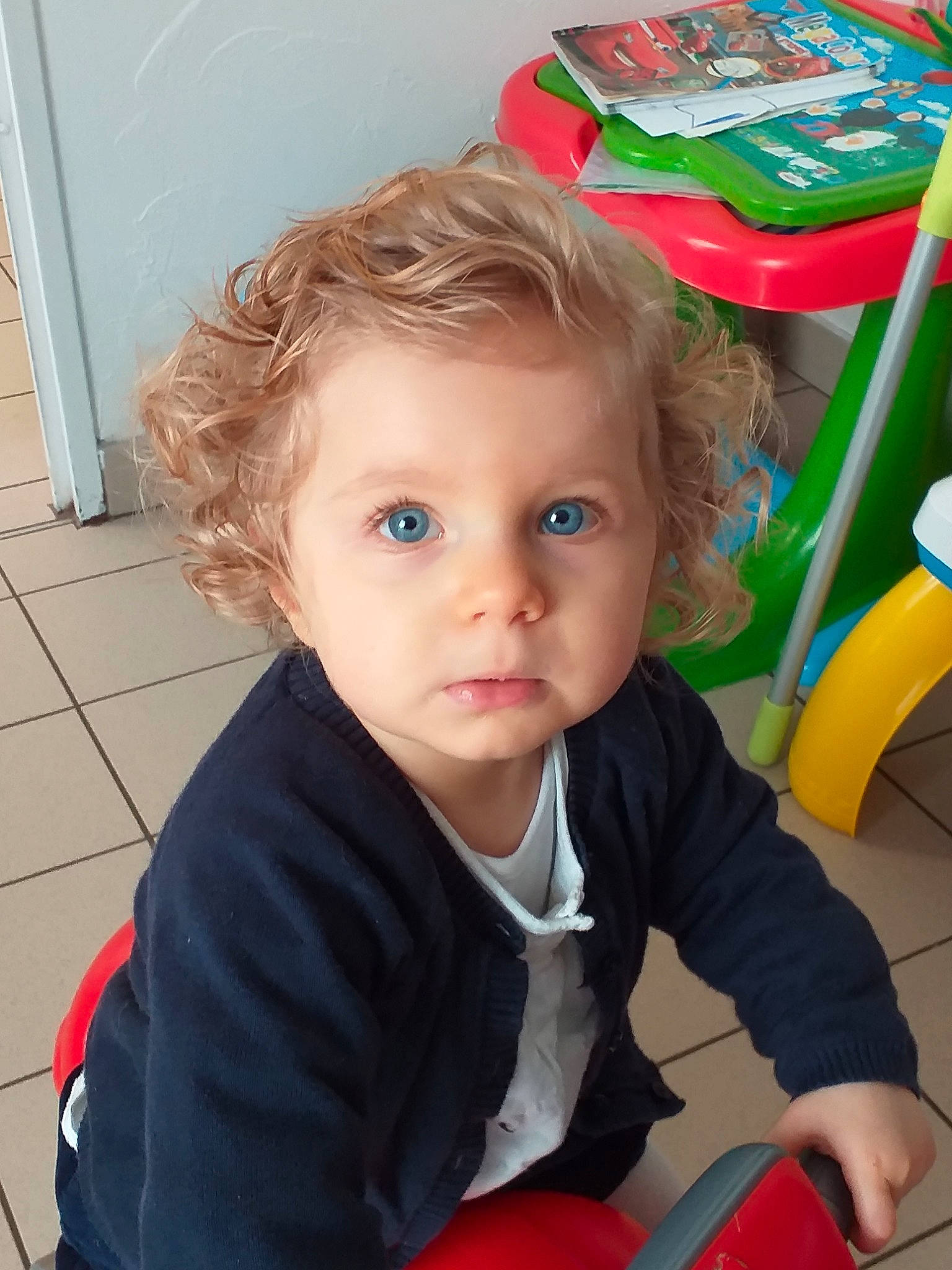 Elyne a rejoint le concours — aidez-le/la à gagner de superbes lots ! baby, child, person, play, sitting, toddler