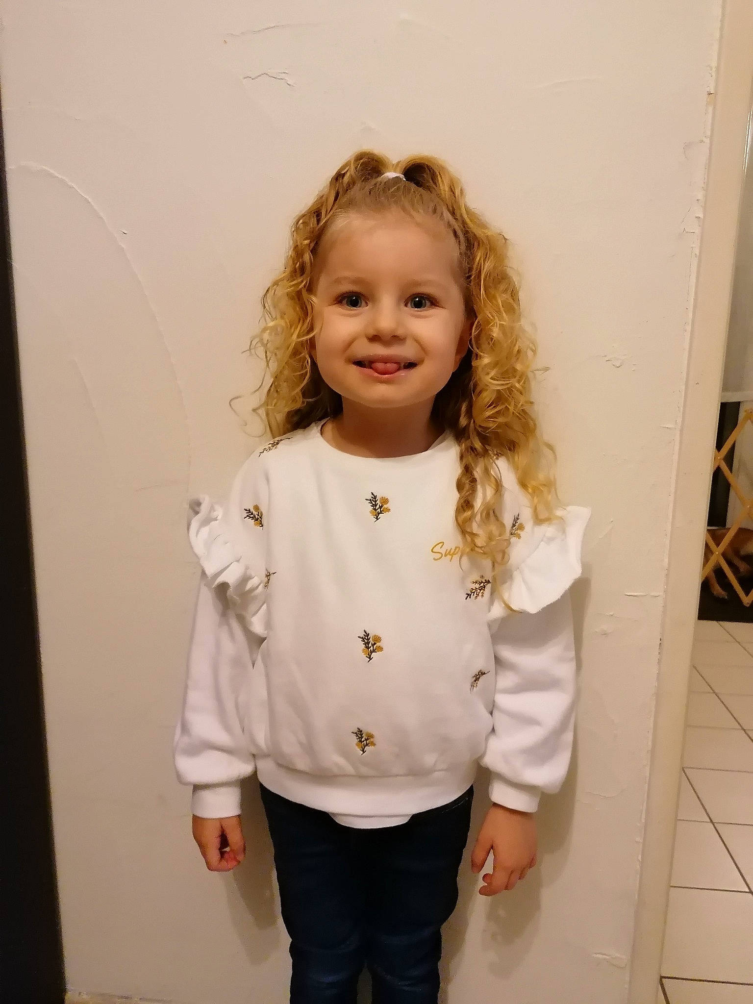Elyne participe au concours pour gagner de l'argent avec cette photo : blond, child, clothing, dress_shirt, fashion_design, formal_wear, fun, gesture, hair, hairstyle, happy, jeans, joy, neck, pattern, person, room, shoulder, sleeve, smile