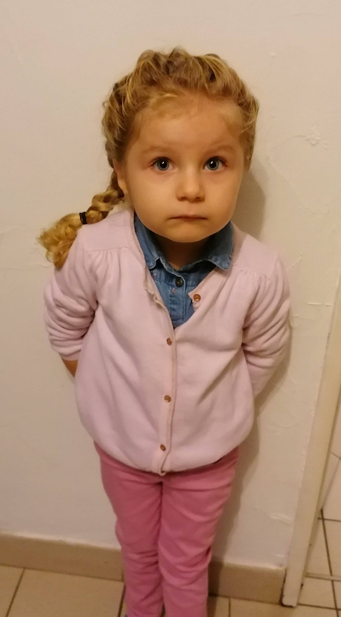 Elyne participe au concours pour gagner de l'argent avec cette photo : baby_toddler_clothing, blazer, button, cheek, chin, collar, dress_shirt, eye, formal_wear, gesture, hair, jacket, lip, neck, outerwear, person, skin, sleeve, t_shirt, tie
