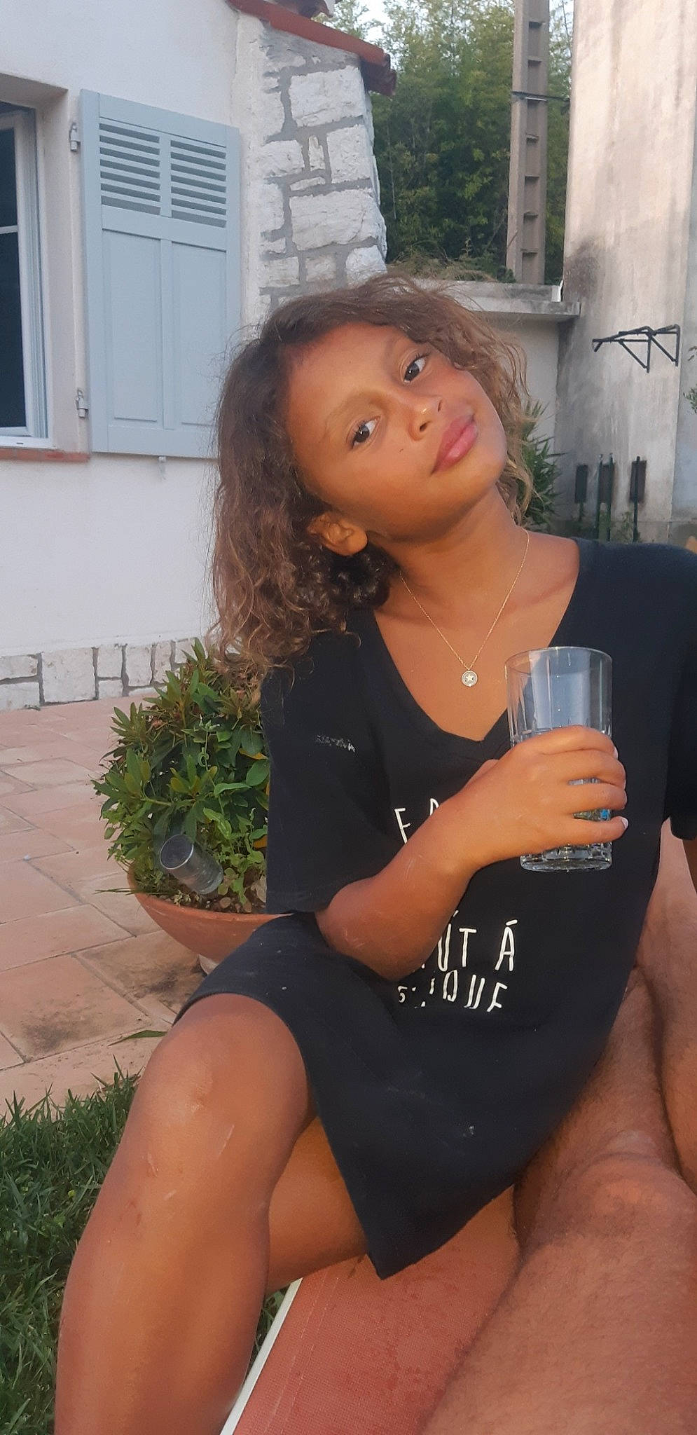 Paola a rejoint le concours — aidez-le/la à gagner de superbes lots ! abdomen, black_hair, finger, hip, human_leg, joint, joy, leg, long_hair, muscle, neck, person, shoulder, sitting, thigh, thumb, trunk