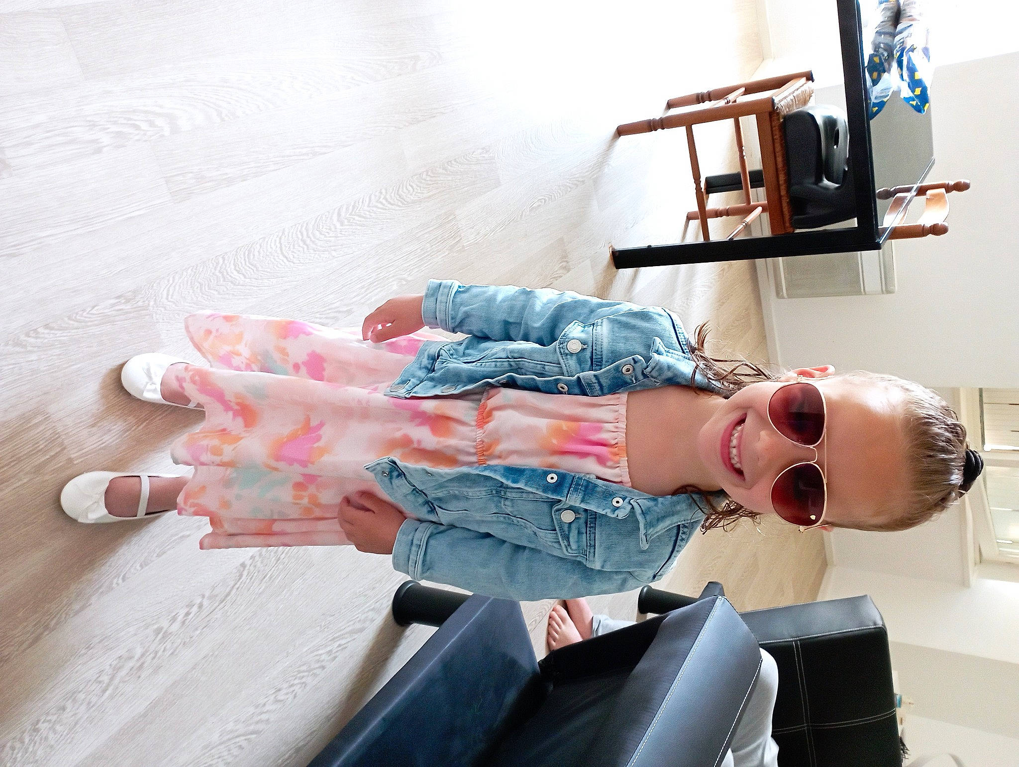 Lylou participe au concours pour gagner de l'argent avec cette photo : comfort, denim, elbow, fashion_design, finger, flooring, foot, human_leg, joint, joy, knee, leg, paint, person, service, shelf, shelving, shoe, shoulder, thigh