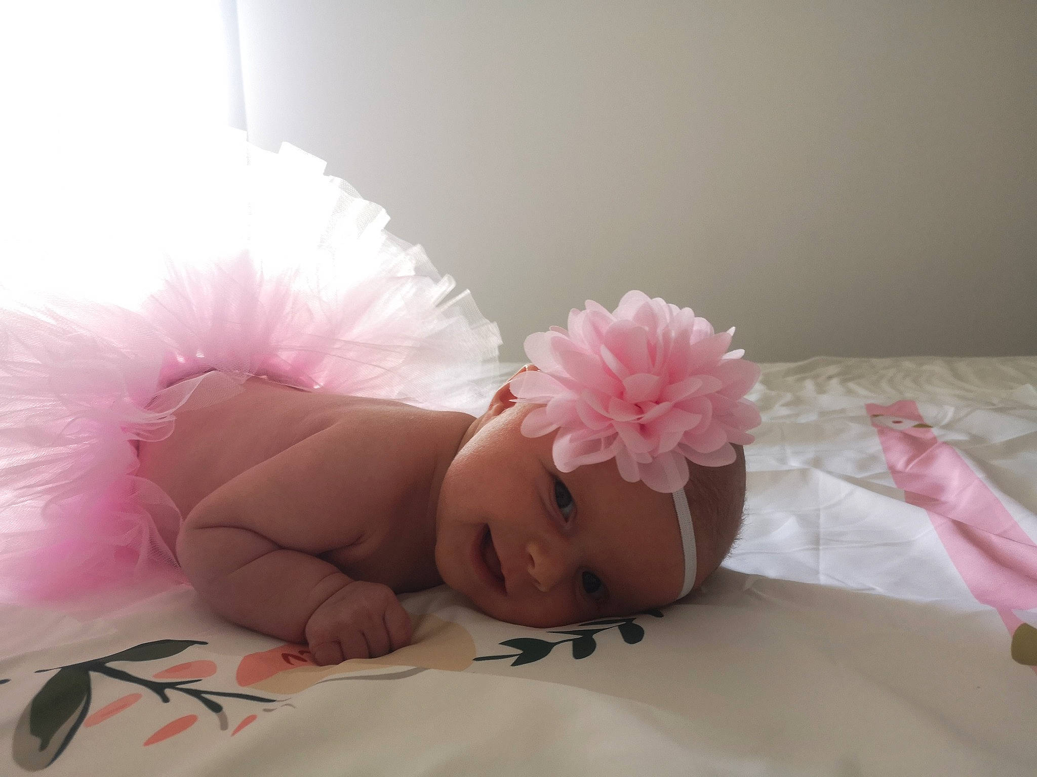 Mendy a rejoint le concours — aidez-le/la à gagner de superbes lots ! arm, baby, baby_toddler_clothing, child, comfort, finger, flower, hand, headband, headgear, headpiece, headwear, linens, magenta, mammal, person, petal, pink, plant, skin
