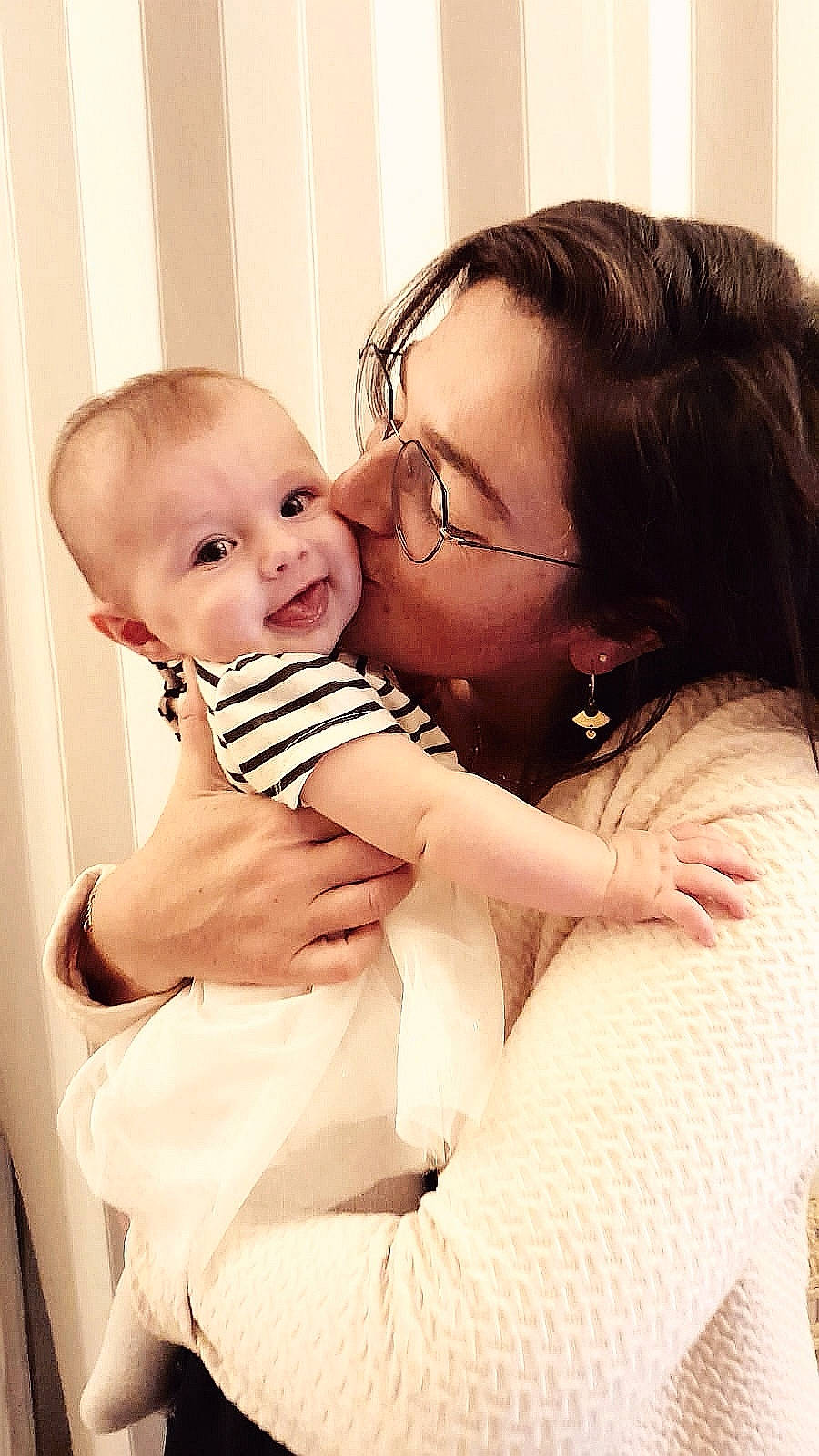 Lily a rejoint le concours — aidez-le/la à gagner de superbes lots ! arm, baby, child, comfort, event, flash_photography, formal_wear, fun, gesture, hair, happy, interaction, jewellery, lip, person, shoulder, sitting, skin, smile, tie