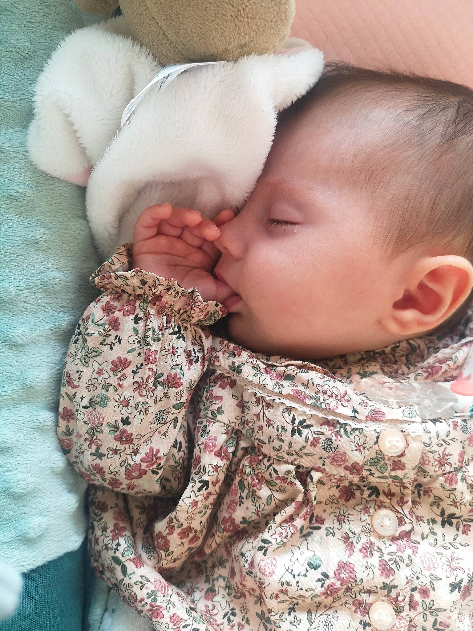 Lily participe au concours pour gagner de l'argent avec cette photo : baby, baby_sleeping, baby_toddler_clothing, cheek, comfort, eye, eyelash, face, facial_expression, finger, gesture, hand, head, lip, nose, pattern, person, skin, sleeve, textile