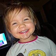 Lyvia participe au concours pour gagner de l'argent avec cette photo : child, toddler, smiling, happy, face, indoor, clothing, shirt, cartoon, illustration, hair, person, portrait, light, television, room, cute, expression, young, fun