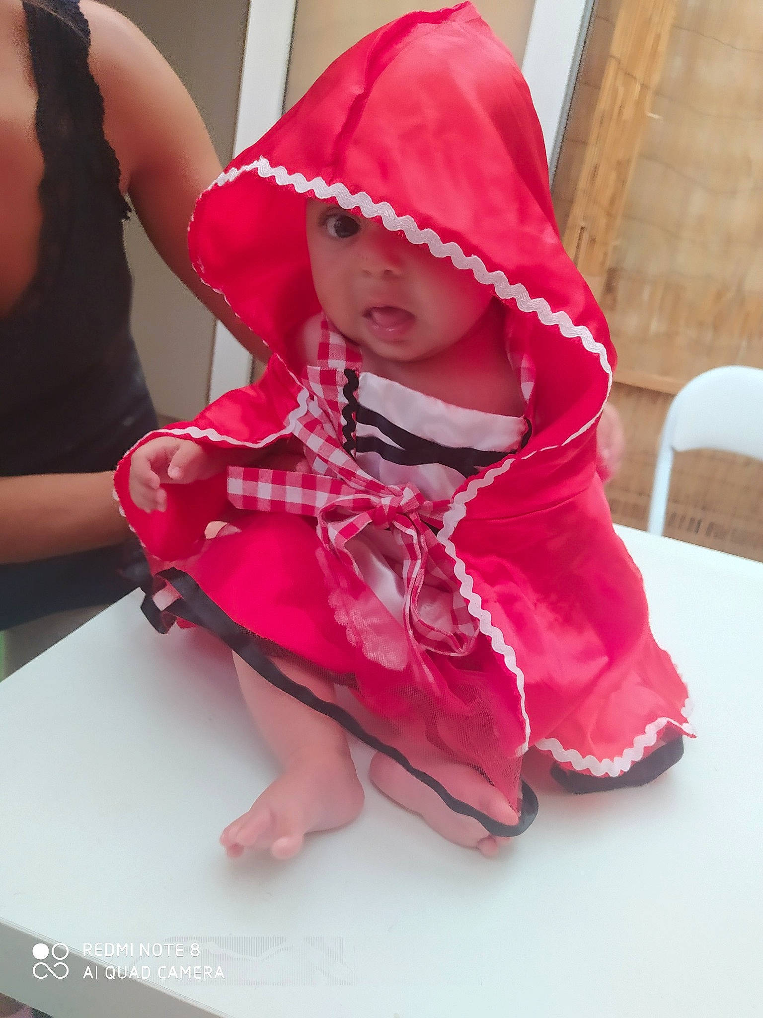 Helena participe au concours pour gagner de l'argent avec cette photo : baby, baby_products, baby_safety, baby_toddler_clothing, bag, carmine, chair, cheek, child, comfort, fashion_accessory, flooring, foot, fun, headwear, human_leg, magenta, pattern, person, pink