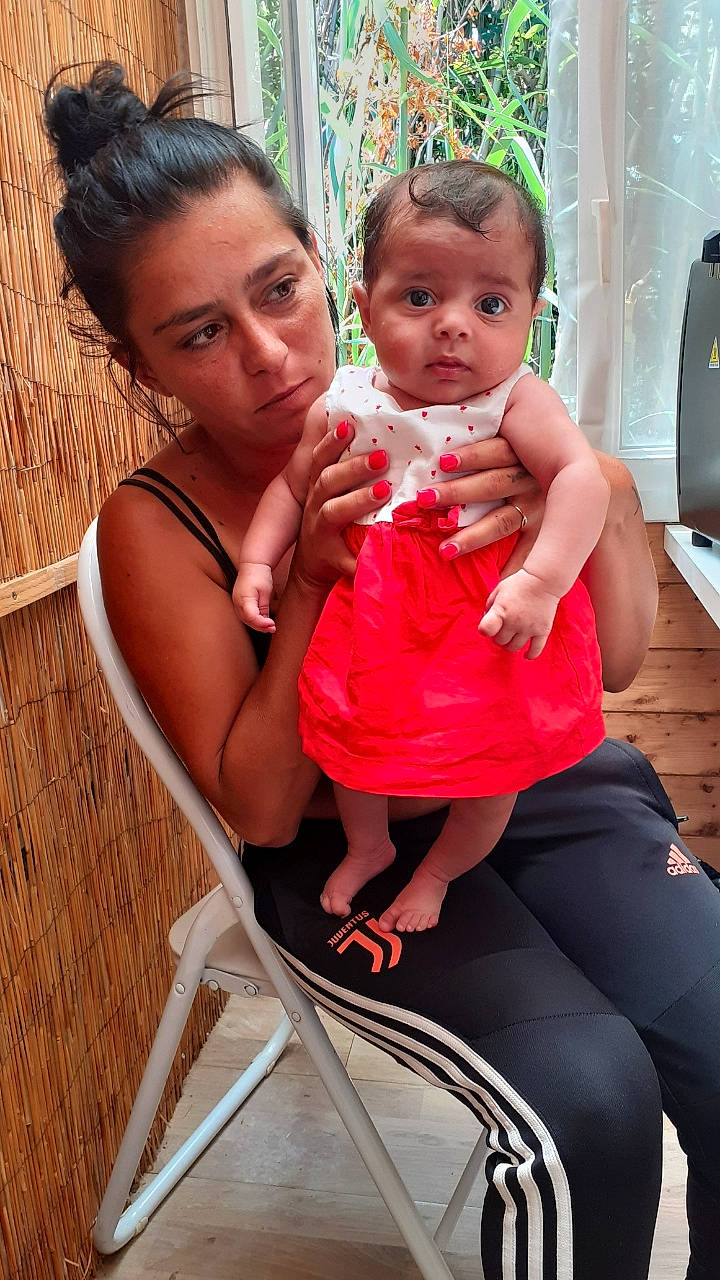 Helena a rejoint le concours — aidez-le/la à gagner de superbes lots ! arm, baby, chair, comfort, face, hair, happy, head, joint, leisure, lip, mouth, muscle, organ, people, person, red, shoulder, skin, television