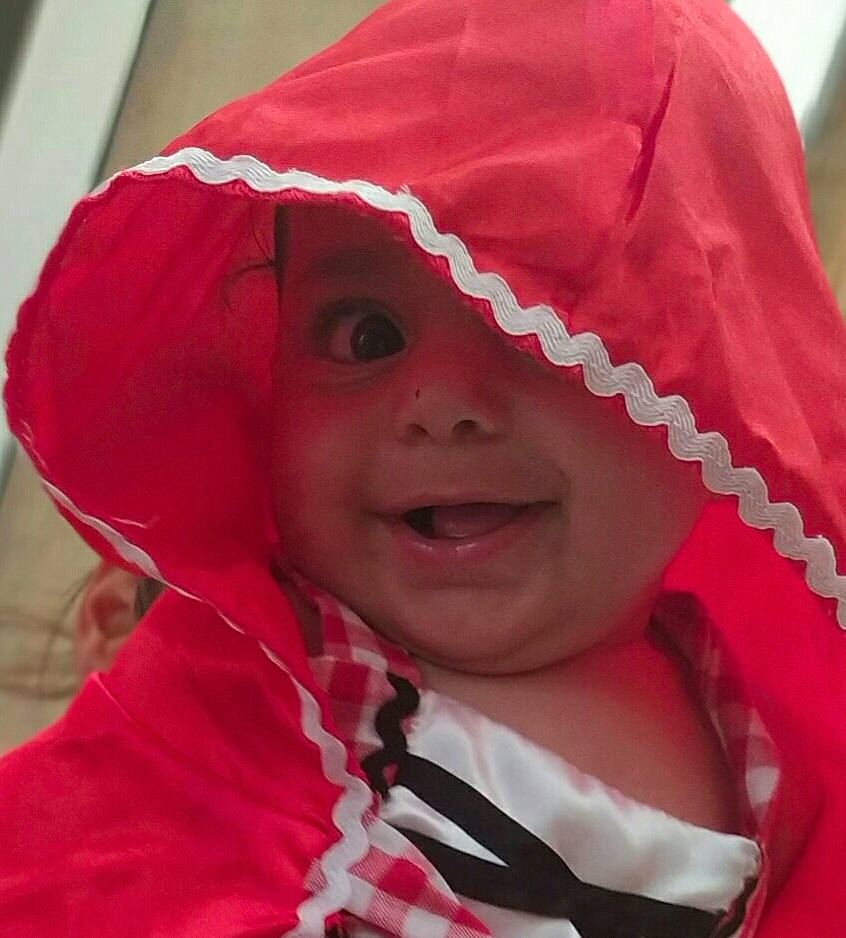 Helena a rejoint le concours — aidez-le/la à gagner de superbes lots ! baby, cheek, child, chin, collar, eye, face, fun, happy, head, headgear, headwear, lip, magenta, mouth, person, pink, red, sleeve, smile