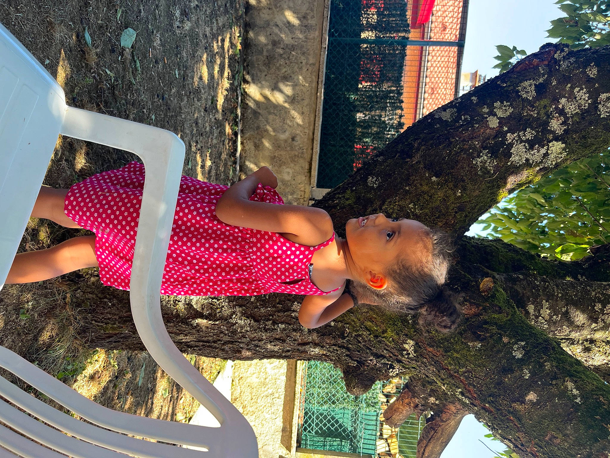 Marwa a rejoint le concours — aidez-le/la à gagner de superbes lots ! dress, elbow, fun, happy, human_leg, knee, leisure, magenta, people_in_nature, person, shadow, smile, thigh, tints_and_shades, toddler, tree, trunk, vacation, waist, water