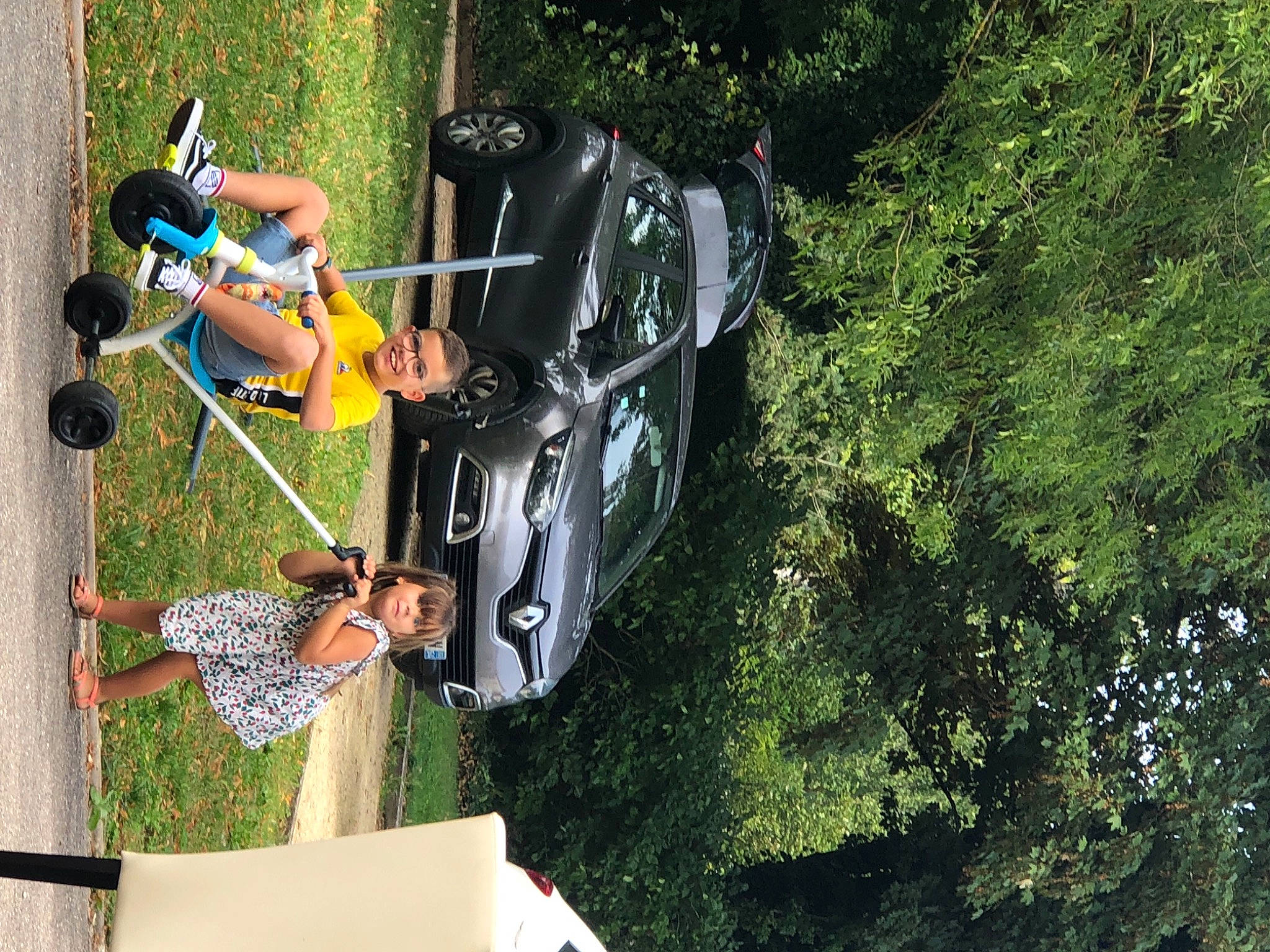 Lou a rejoint le concours — aidez-le/la à gagner de superbes lots ! adventure, automotive_exterior, automotive_lighting, automotive_tire, automotive_wheel_system, car, drum, grass, joy, landscape, leisure, motor_vehicle, musical_instrument, person, plant, recreation, tire, tree, vehicle, vehicle_door