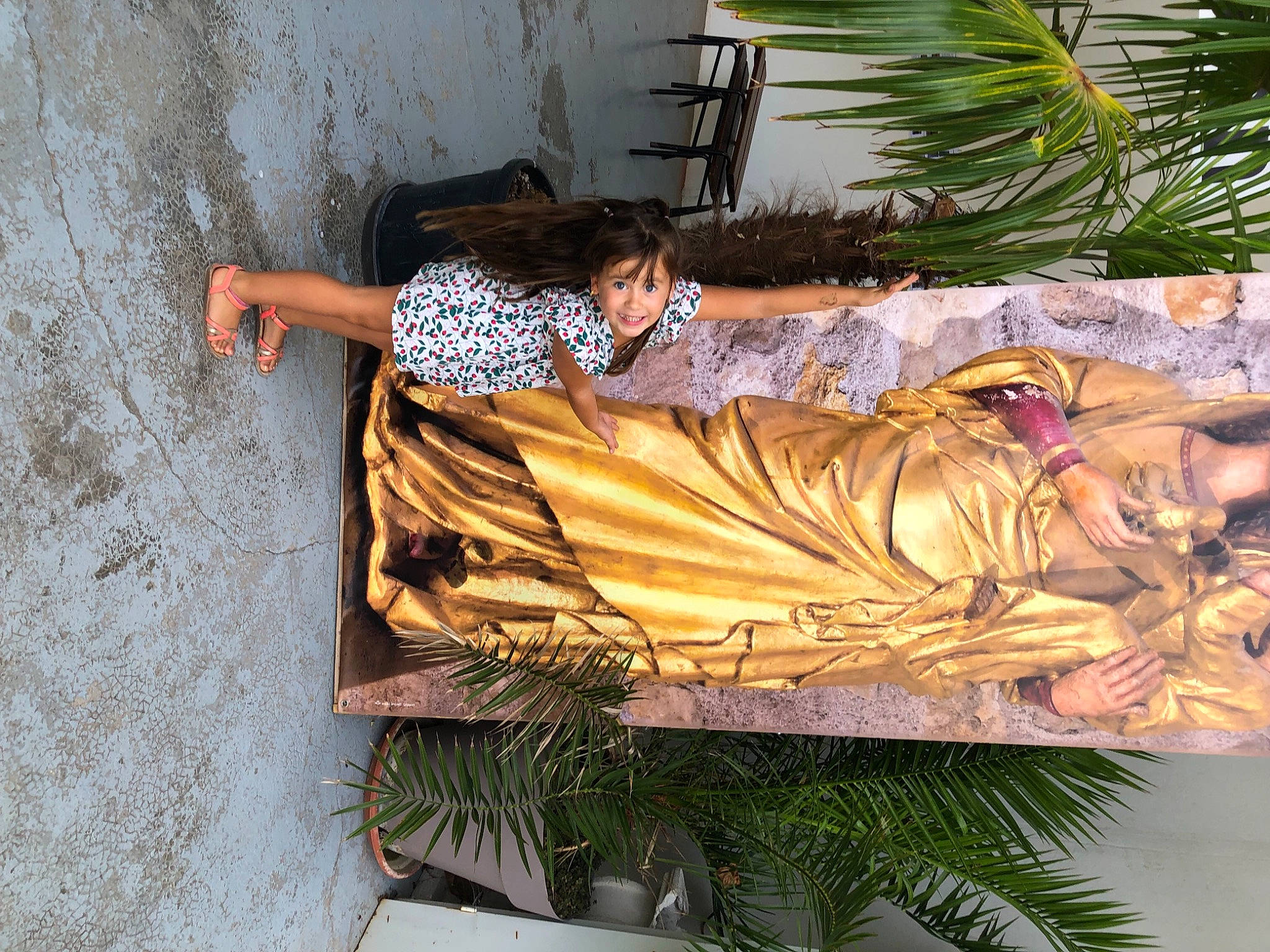 Lou participe au concours pour gagner de l'argent avec cette photo : arecales, art, dress, event, floral_design, floristry, flower, flower_arranging, joy, leisure, person, plant, room, tints_and_shades, tree, wood