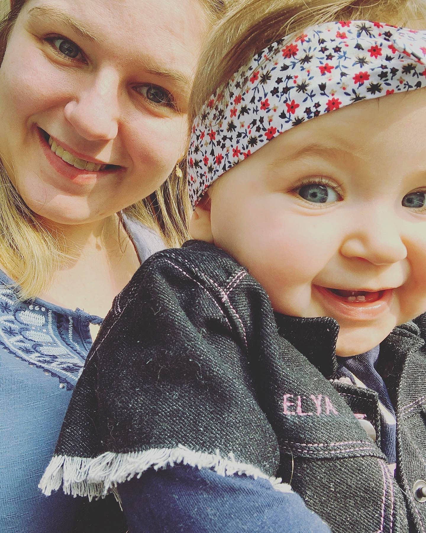 Elya a rejoint le concours — aidez-le/la à gagner de superbes lots ! cap, cheek, chin, clothing, cool, eye, face, fun, gesture, happy, head, headwear, iris, joy, knit_cap, lip, outerwear, person, skin, sleeve