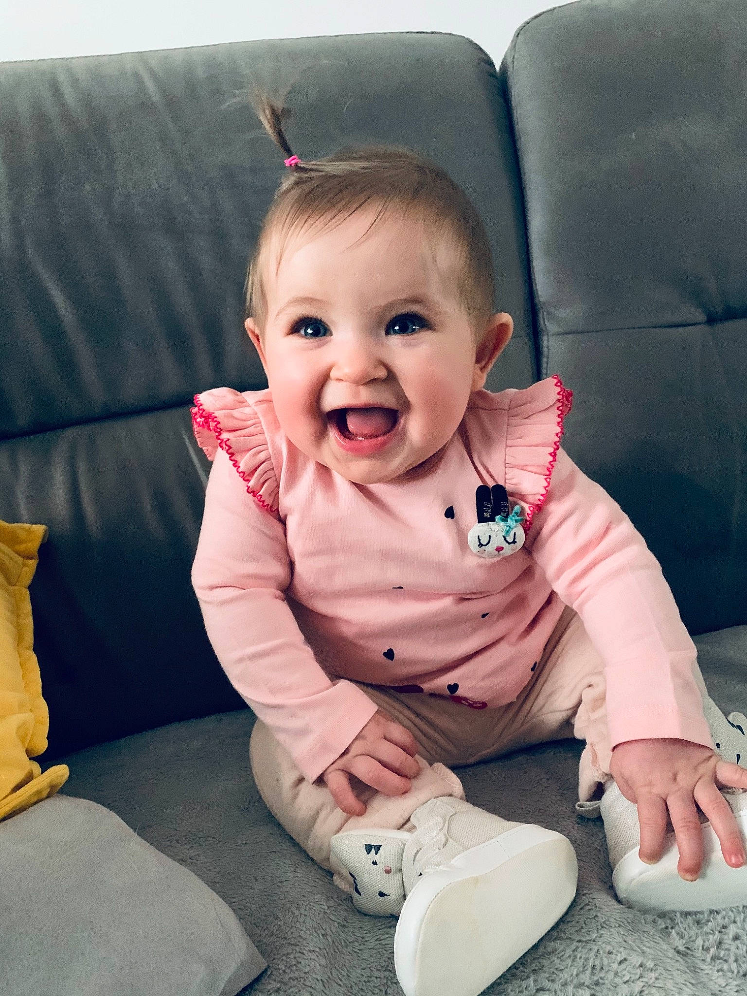 Elya participe au concours pour gagner de l'argent avec cette photo : arm, baby, baby_toddler_clothing, cheek, child, comfort, couch, eye, facial_expression, finger, foot, hand, happy, knee, person, product, sitting, skin, sleeve, smile