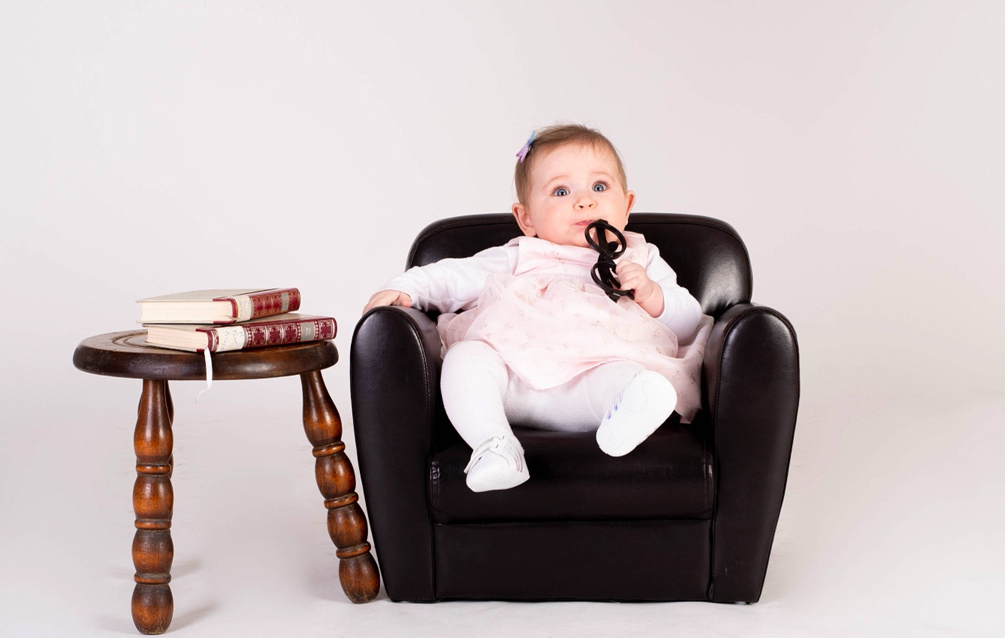 Elya participe au concours pour gagner de l'argent avec cette photo : baby, baby_toddler_clothing, chair, comfort, event, flash_photography, foot, formal_wear, furniture, happy, human_leg, leisure, person, portrait_photography, room, sitting, thigh, toddler