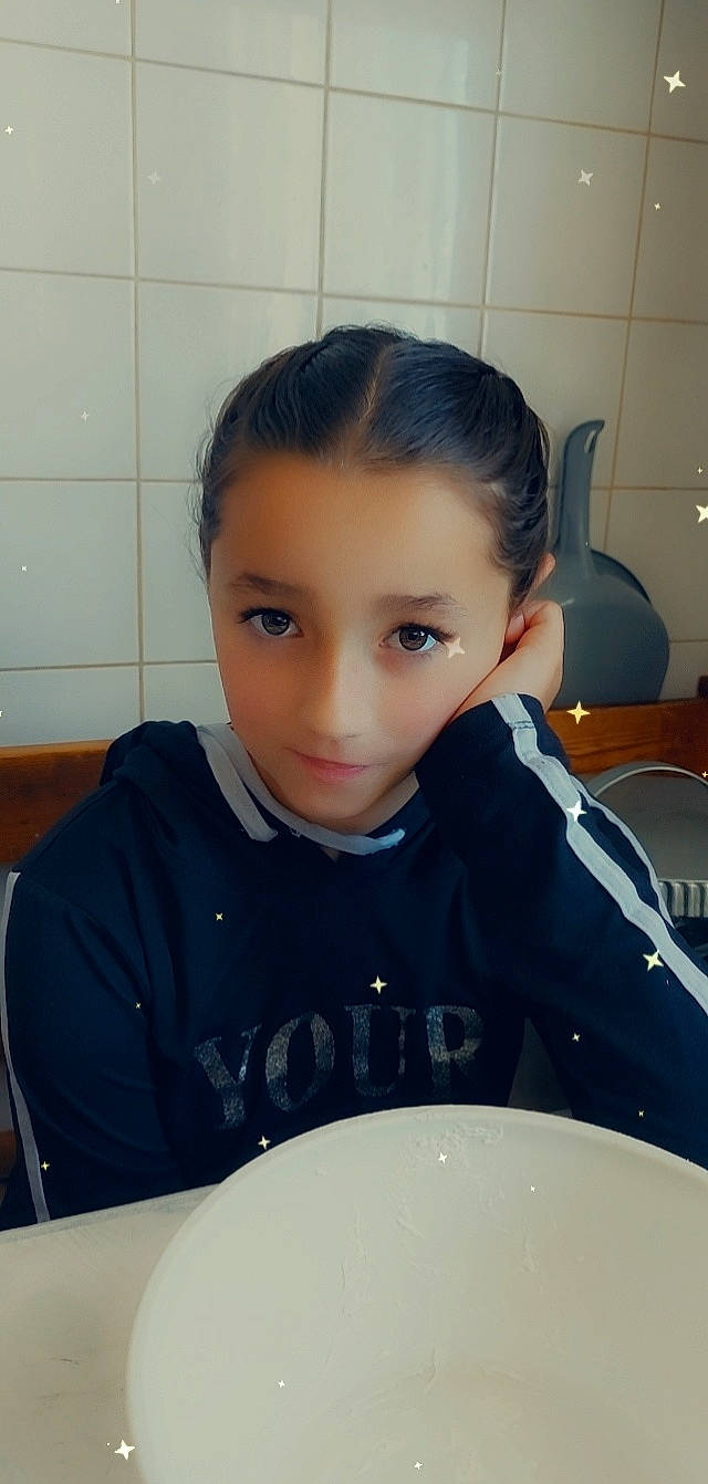 Abby participe au concours pour gagner de l'argent avec cette photo : chair, cheek, child, chin, cool, dishware, eyebrow, eyelash, facial_expression, forehead, fun, hairstyle, jacket, jaw, nose, outerwear, person, plate, sleeve, t_shirt