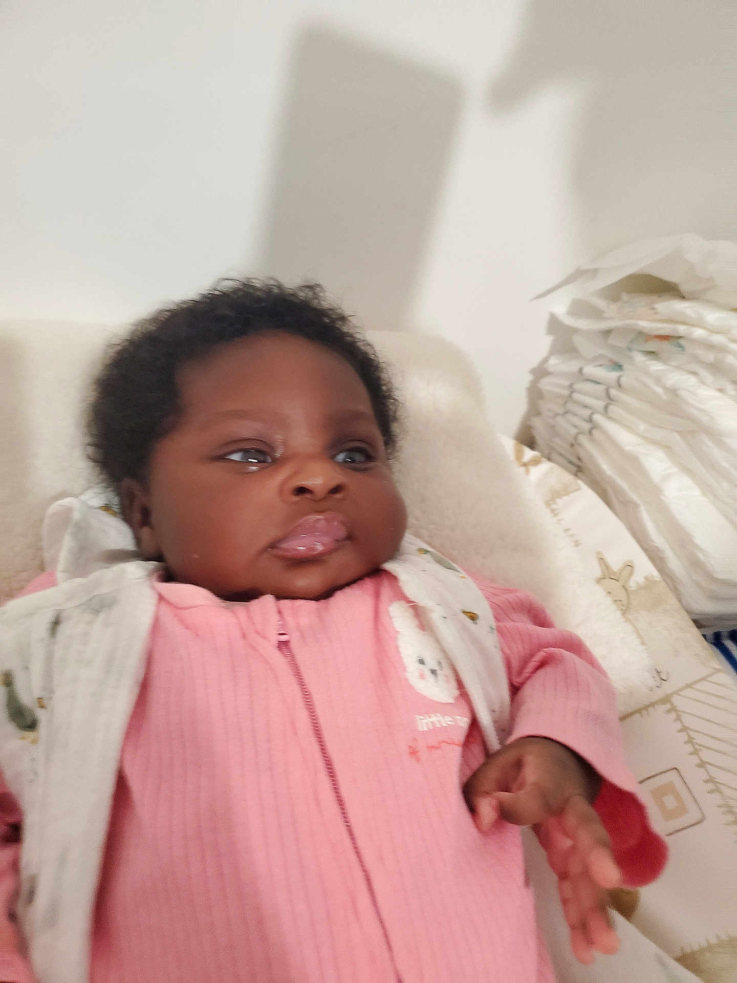 Marie-Elyana participe au concours pour gagner de l'argent avec cette photo : baby, infant, pink_clothing, blanket, diapers, face, hand, indoor, cute, child, portrait, cozy, soft_texture, newborn, sleepwear, expression, person, young_child, closeup, resting