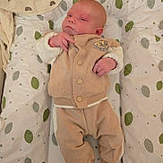 Nino a rejoint le concours — aidez-le/la à gagner de superbes lots ! baby, bedding, blanket, crib, face, feet, hands, head, infant, leaf_pattern, lying_down, newborn, nursery, onesie, pajamas, skin, sleepy, soft_tones, stars_pattern, toes