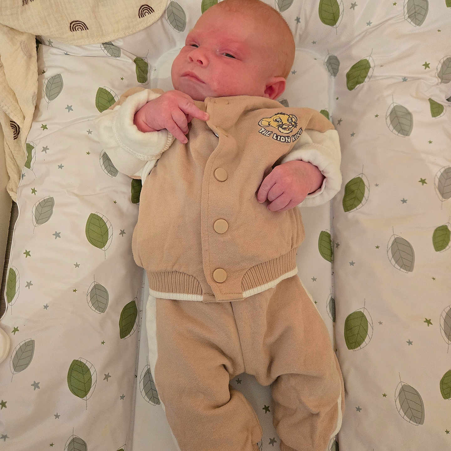 Nino a rejoint le concours — aidez-le/la à gagner de superbes lots ! baby, bedding, blanket, crib, face, feet, hands, head, infant, leaf_pattern, lying_down, newborn, nursery, onesie, pajamas, skin, sleepy, soft_tones, stars_pattern, toes