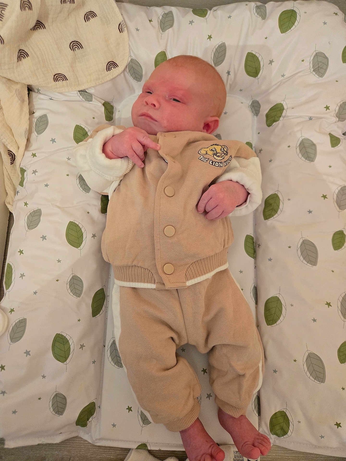 Nino a rejoint le concours — aidez-le/la à gagner de superbes lots ! baby, bedding, blanket, crib, face, feet, hands, head, infant, leaf_pattern, lying_down, newborn, nursery, onesie, pajamas, skin, sleepy, soft_tones, stars_pattern, toes