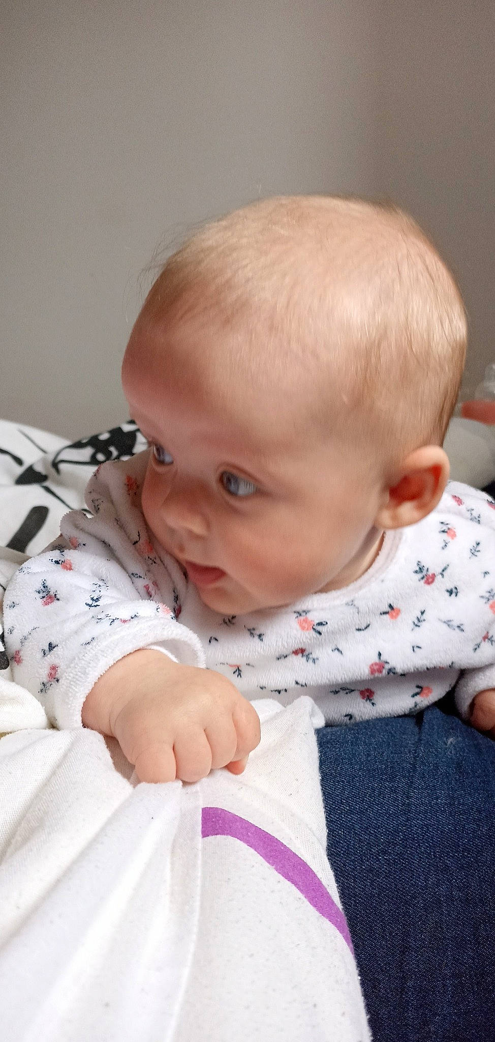 Victoria participe au concours pour gagner de l'argent avec cette photo : baby, baby_toddler_clothing, cheek, child, chin, collar, comfort, eye, hairstyle, human_body, iris, linens, nose, pattern, person, sitting, skin, sleeve, t_shirt, toddler