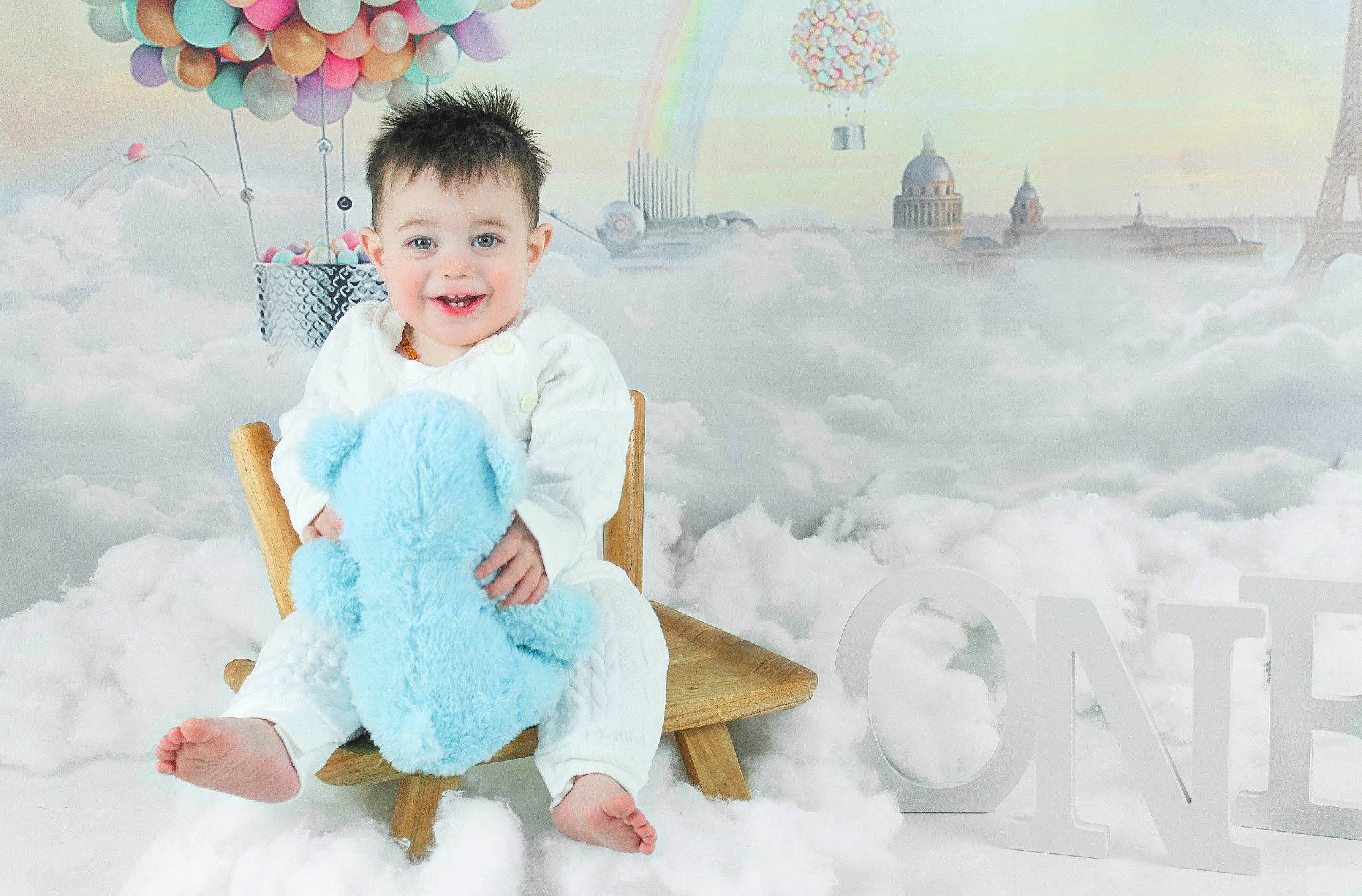 Elliott a rejoint le concours — aidez-le/la à gagner de superbes lots ! art, baby_toddler_clothing, balloon, barefoot, child, comfort, event, freezing, fun, happy, head, joy, leisure, people_in_nature, person, sitting, sleeve, smile, snow, t_shirt