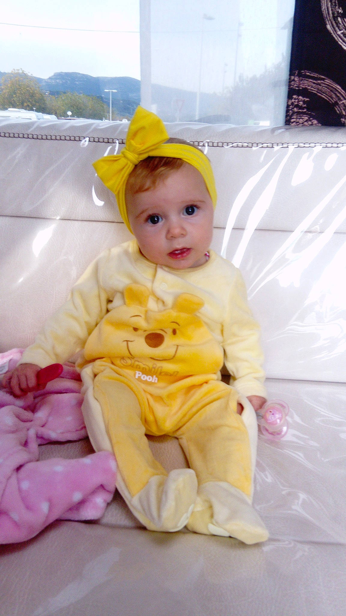 Sinaïe participe au concours pour gagner de l'argent avec cette photo : baby_products, child, day, girl, hair_accessory, headgear, infant, outerwear, person, product, skin, smile, textile, toddler, yellow