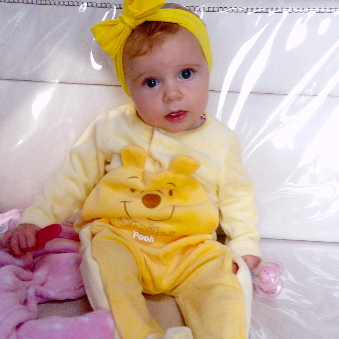 Sinaïe participe au concours pour gagner de l'argent avec cette photo : baby_products, child, day, girl, hair_accessory, headgear, infant, outerwear, person, product, skin, smile, textile, toddler, yellow