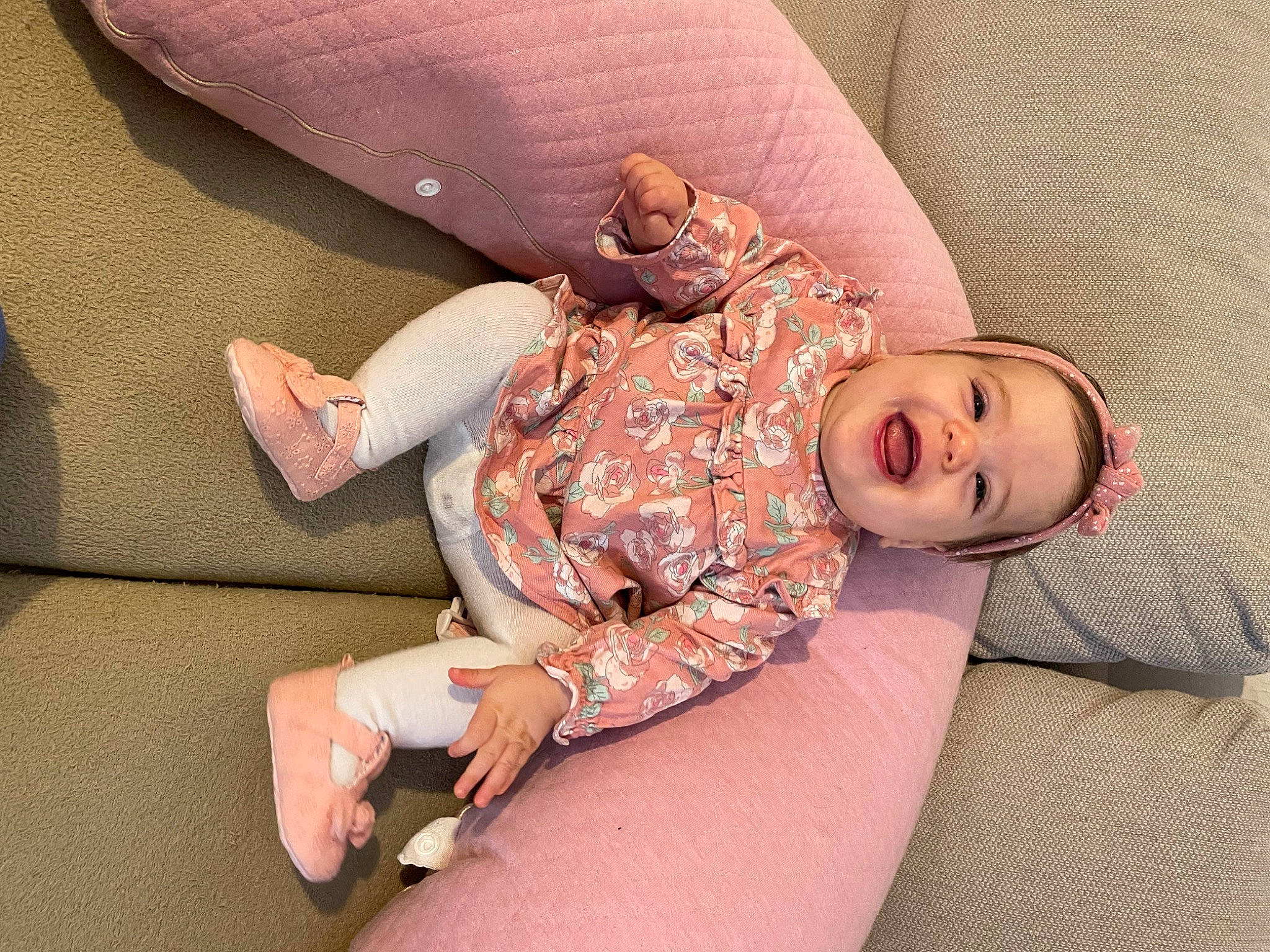 Mélia participe au concours pour gagner de l'argent avec cette photo : baby, baby_toddler_clothing, bedding, child, comfort, couch, elbow, flesh, human_leg, knee, lap, linens, pattern, person, pink, skin, sleeve, sock, textile, thigh