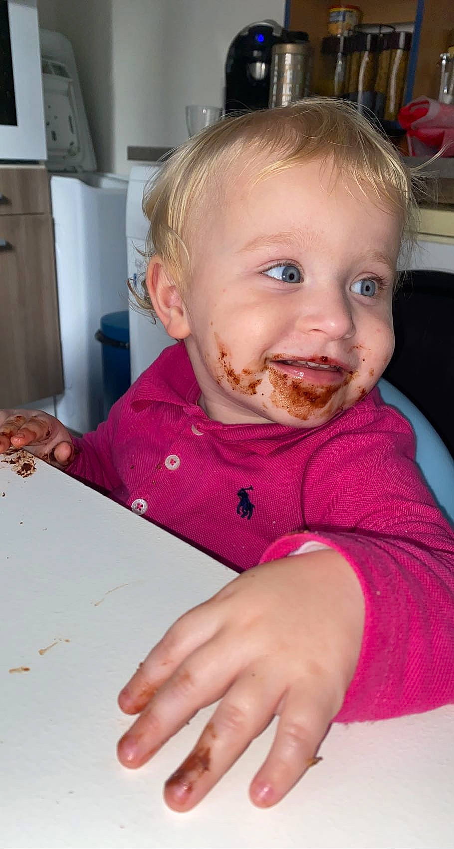 Thaÿs a rejoint le concours — aidez-le/la à gagner de superbes lots ! baby, baby_playing_with_food, baby_toddler_clothing, chair, cheek, face, finger, food, food_craving, hair, head, iris, lip, mouth, nose, person, pink, table, tableware, toddler