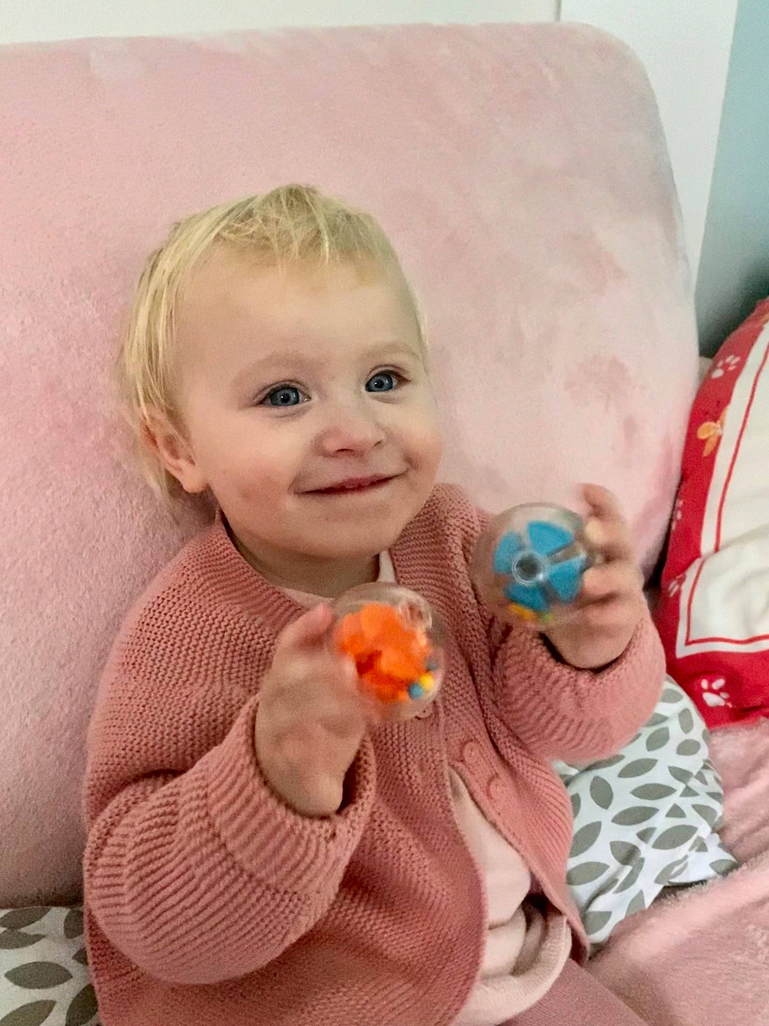 Thaÿs participe au concours pour gagner de l'argent avec cette photo : arm, baby, baby_toddler_clothing, cheek, eye, finger, flooring, gesture, hair, hand, happy, head, iris, joy, lip, mouth, nose, person, pink, skin