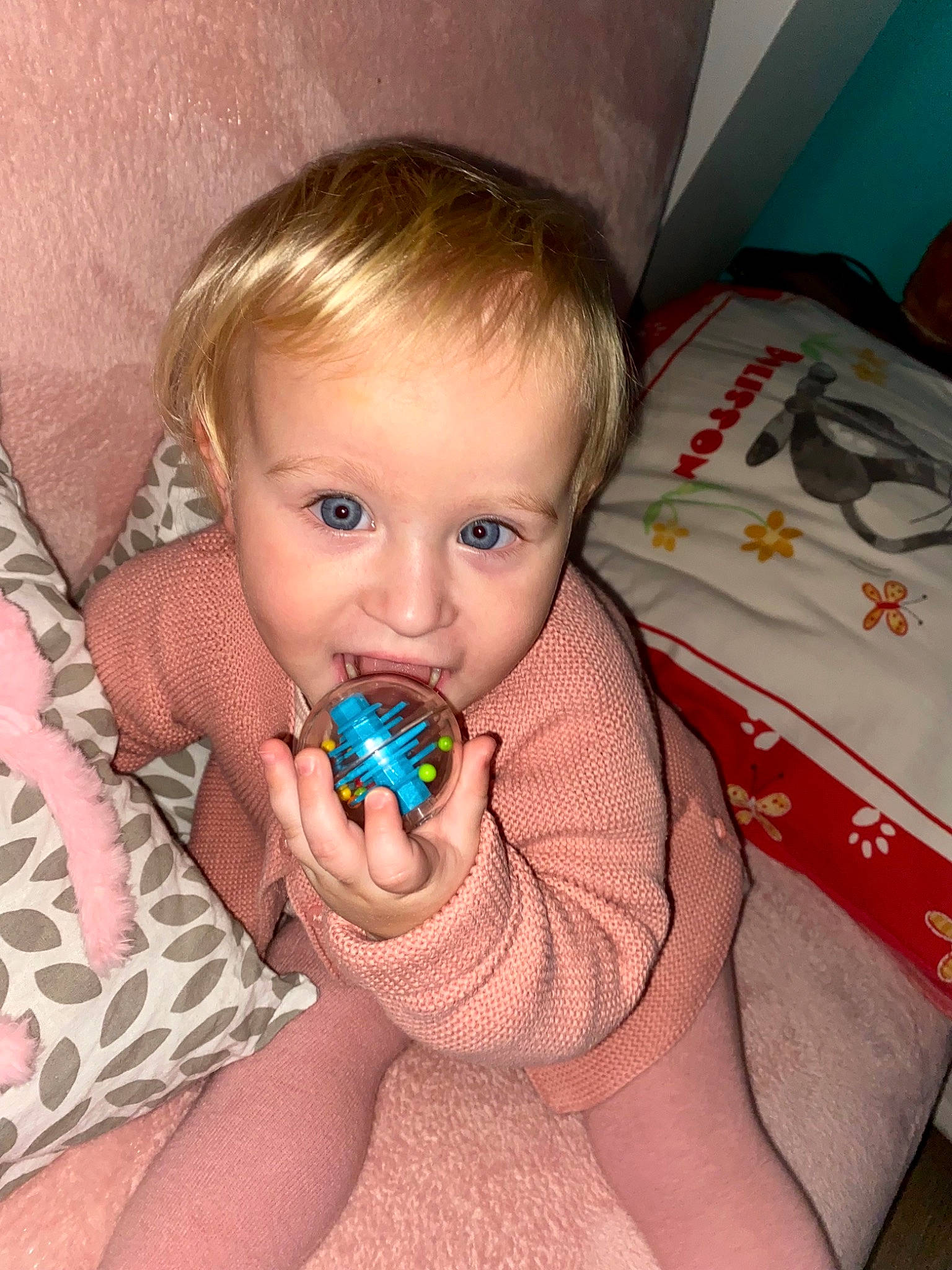 Thaÿs a rejoint le concours — aidez-le/la à gagner de superbes lots ! arm, cheek, chin, ear, eye, eyebrow, eyelash, face, finger, hair, hand, head, human_body, iris, leg, lip, mouth, neck, nose, person