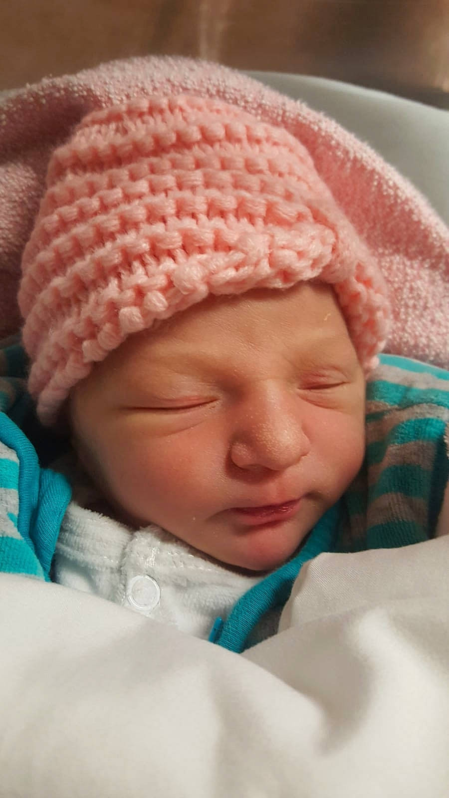 Elina a rejoint le concours — aidez-le/la à gagner de superbes lots ! baby, baby_sleeping, beanie, bonnet, cap, cheek, child, childbirth, close_up, crochet, head, headgear, headwear, knit_cap, knitting, nose, person, skin, sleep, toddler