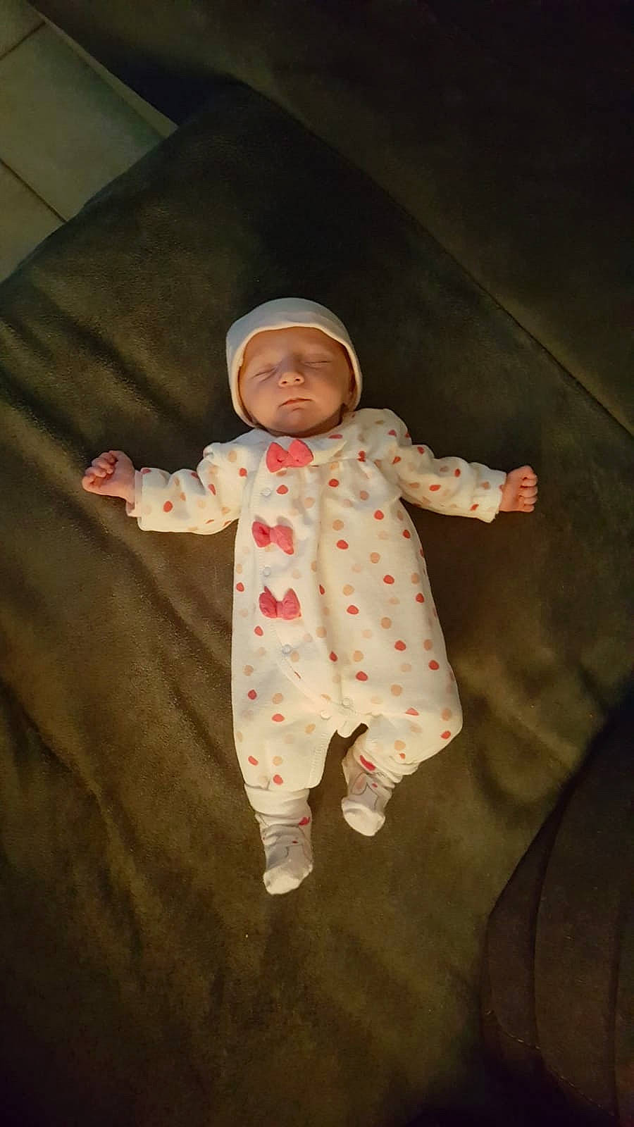 Elina a rejoint le concours — aidez-le/la à gagner de superbes lots ! baby, child, headwear, person, toddler