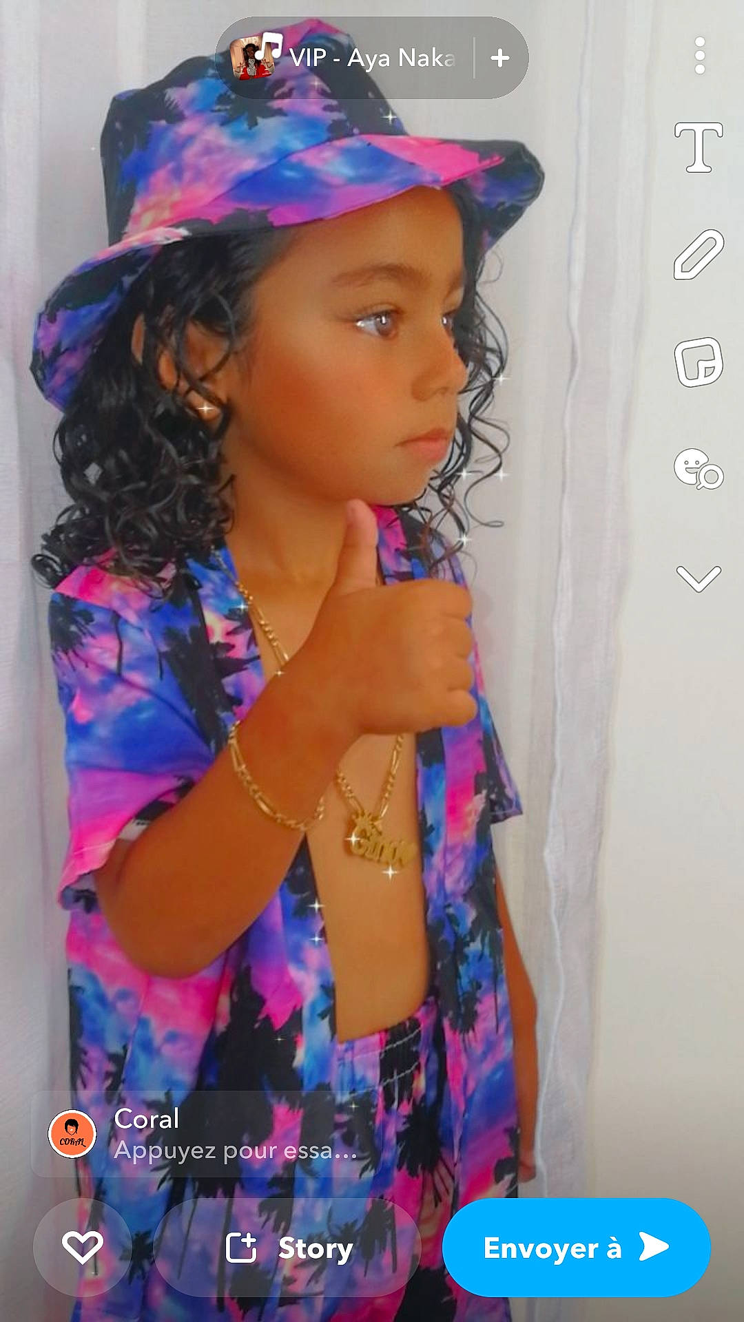 Gino a rejoint le concours — aidez-le/la à gagner de superbes lots ! black_hair, blue, cap, child, cool, electric_blue, eyebrow, eyelash, fashion_design, hat, headwear, jewellery, lip, long_hair, magenta, neck, necklace, person, pink, purple