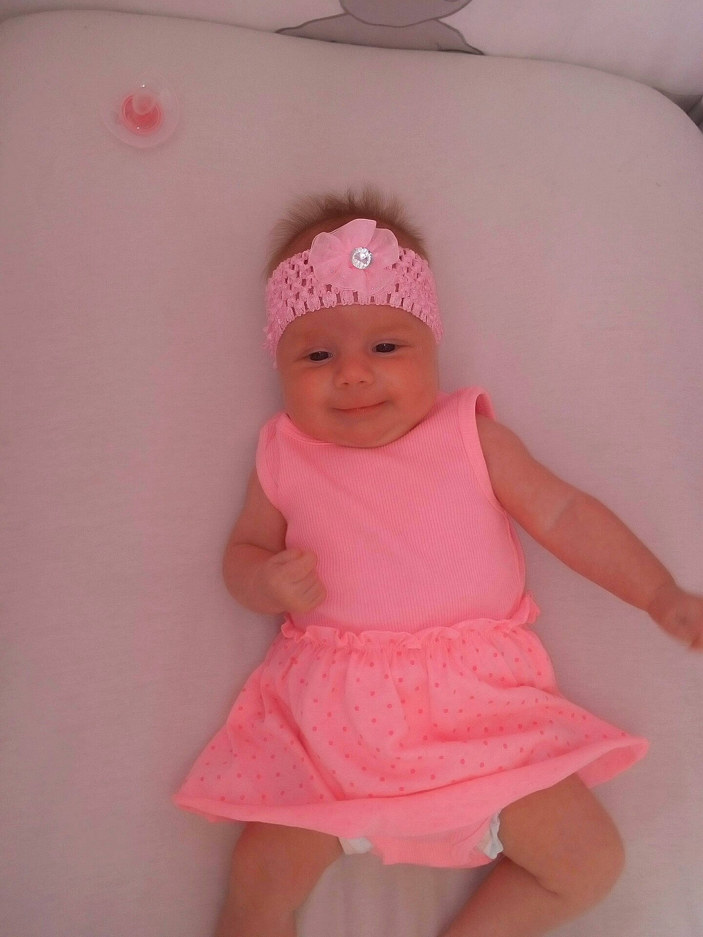 Tya a rejoint le concours — aidez-le/la à gagner de superbes lots ! child, girl, hair_accessory, headgear, headwear, infant, joy, person, pink, product, skin, textile, toddler