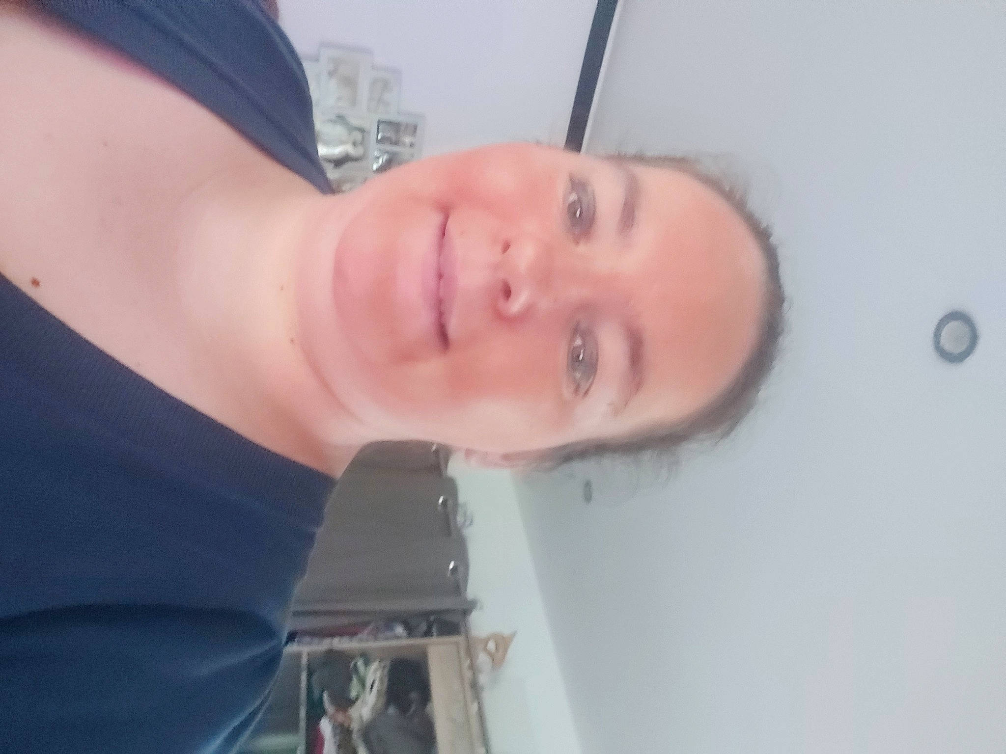 Priscillia a rejoint le concours — aidez-le/la à gagner de superbes lots ! abdomen, chest, elbow, electric_blue, eyebrow, eyelash, eyewear, fun, gesture, human_leg, jaw, joy, lip, mouth, neck, nose, person, selfie, smile, thigh