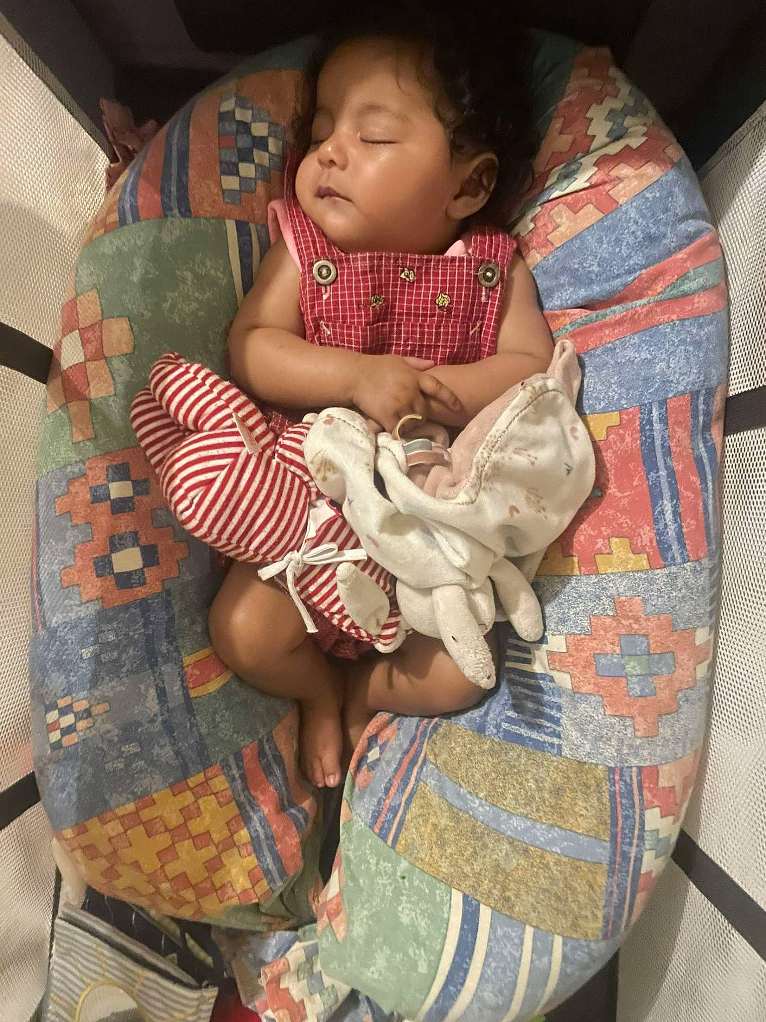 Catalina a rejoint le concours — aidez-le/la à gagner de superbes lots ! abdomen, baby, baby_products, baby_toddler_clothing, cheek, chest, child, comfort, foot, human_leg, lap, linens, nail, pattern, person, room, sitting, textile, thigh, toddler