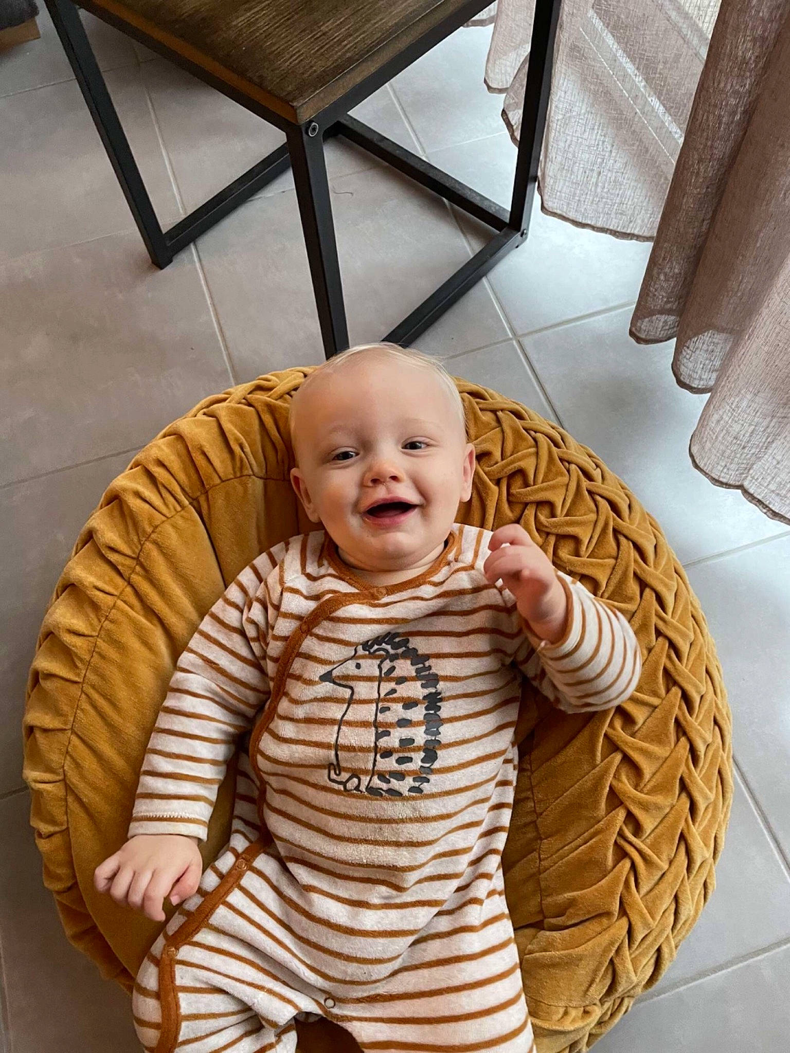 Louis participe au concours pour gagner de l'argent avec cette photo : baby, baby_toddler_clothing, chair, comfort, eye, floor, flooring, furniture, happy, hardwood, head, joy, linens, pattern, person, product, sleeve, smile, table, textile