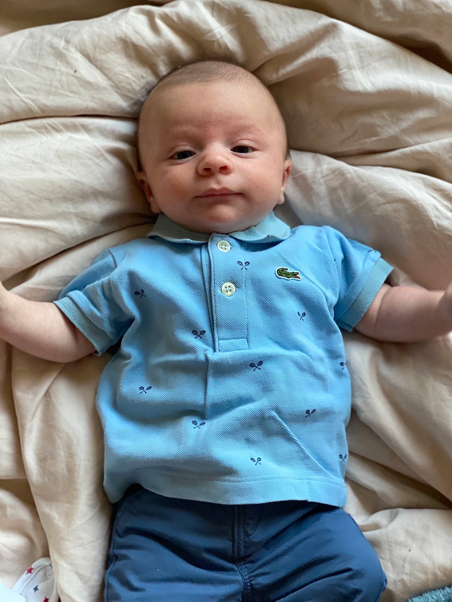 Arsène participe au concours pour gagner de l'argent avec cette photo : baby, baby_toddler_clothing, cheek, chin, collar, comfort, dress_shirt, face, grey, iris, lip, nose, outerwear, person, pink, product, skin, sleeve, smile, textile