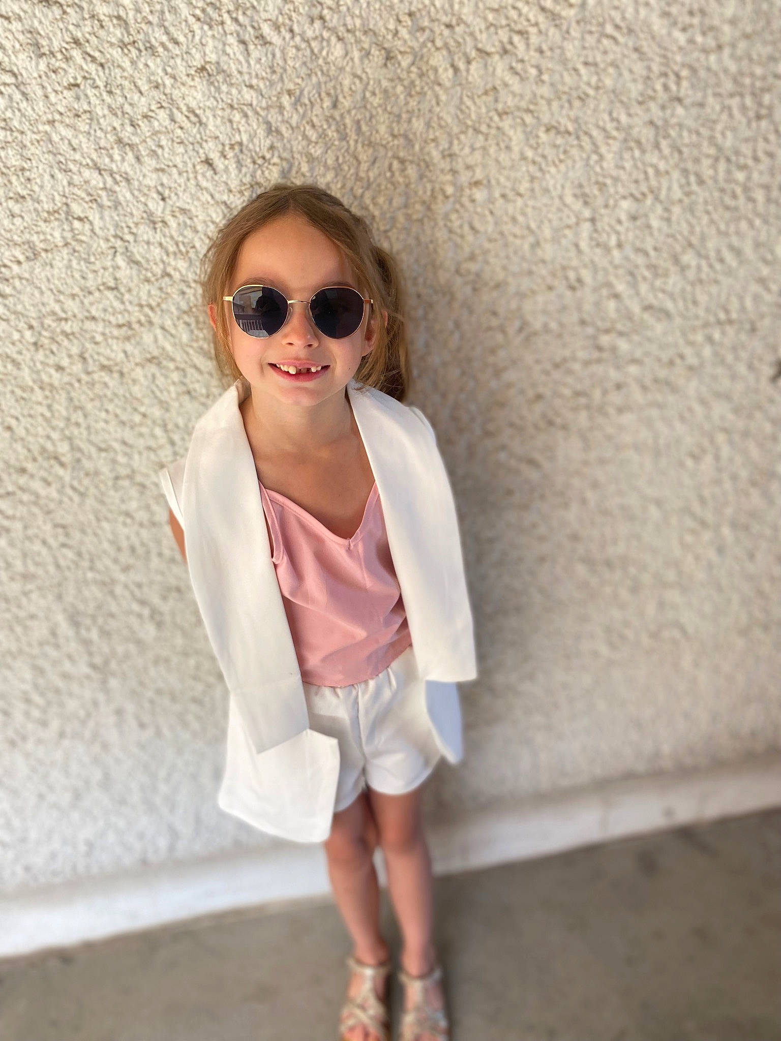 Stessy participe au concours pour gagner de l'argent avec cette photo : blazer, collar, cool, dress_shirt, eyewear, fashion_design, glasses, goggles, hairstyle, joint, joy, knee, lip, neck, outerwear, person, sleeve, smile, sunglasses, t_shirt