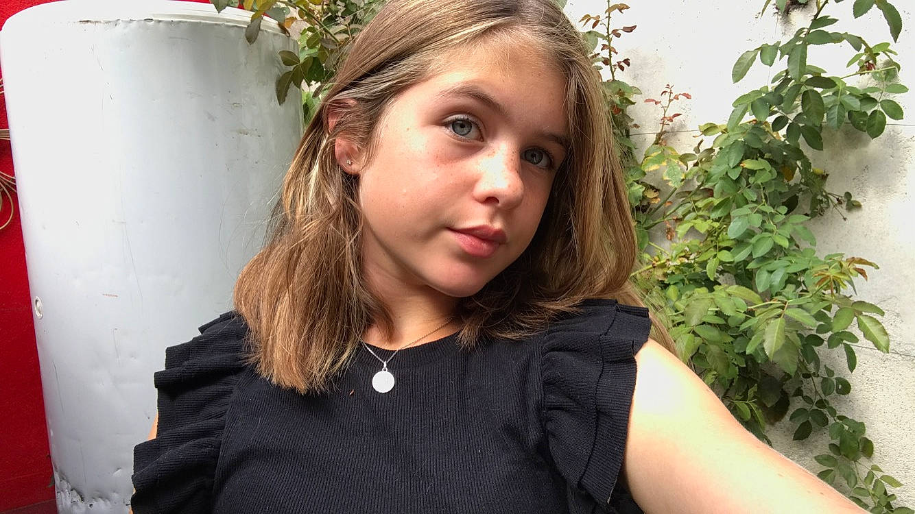 Camille a rejoint le concours — aidez-le/la à gagner de superbes lots ! blond, brown_hair, chin, eyelash, flash_photography, flower, grass, hair, hairstyle, happy, jewellery, layered_hair, lip, long_hair, neck, person, plant, portrait_photography, shoulder, sitting