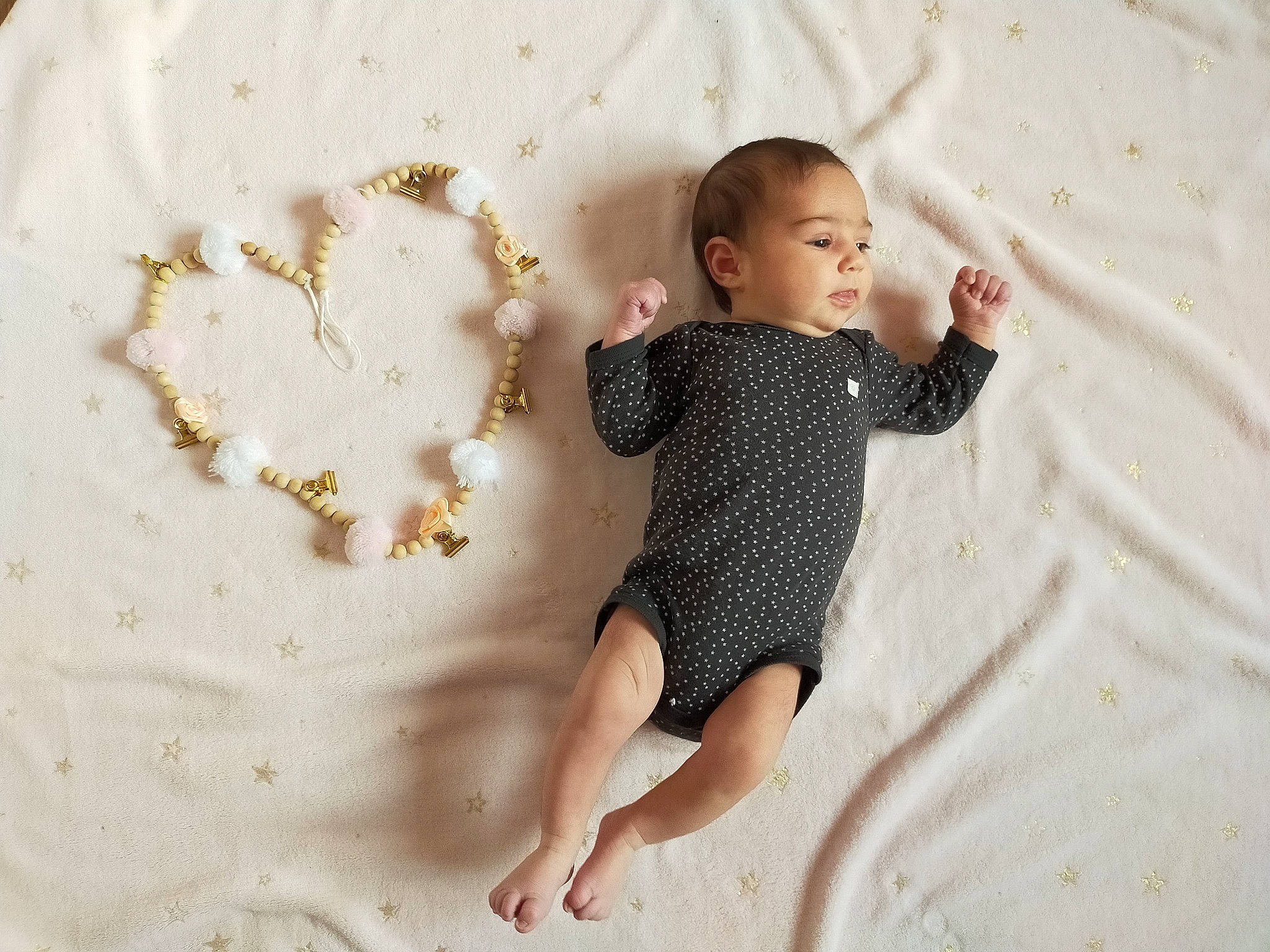 Lee participe au concours pour gagner de l'argent avec cette photo : arm, baby, baby_toddler_clothing, beauty, comfort, facial_expression, finger, gesture, happy, head, human_body, joint, linens, neck, pattern, person, skin, sleeve, standing, textile