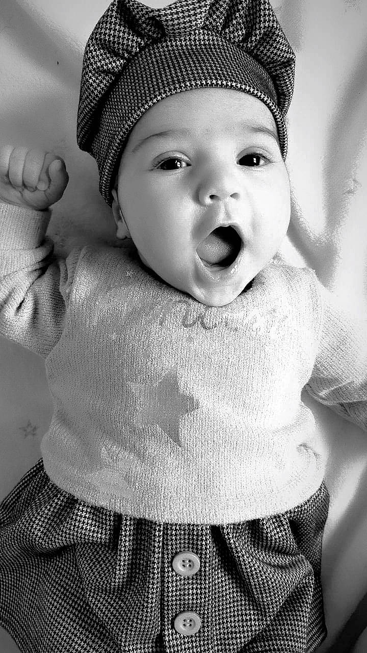 Lee participe au concours pour gagner de l'argent avec cette photo : baby, baby_toddler_clothing, black, black_and_white, cap, cheek, flash_photography, gesture, happy, headwear, human_body, lip, mouth, nose, organ, person, photograph, skin, sleeve, standing