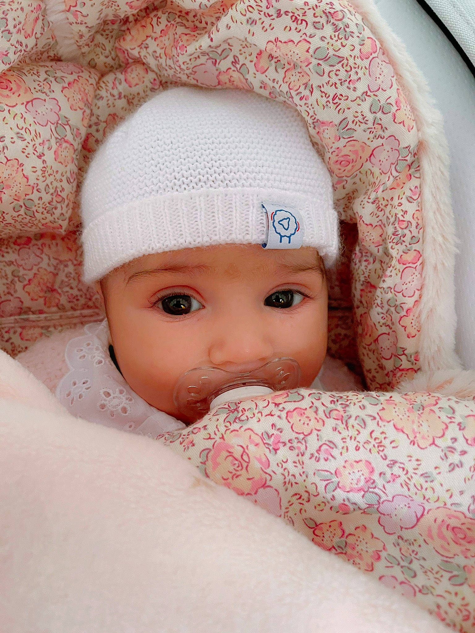 Lee a rejoint le concours — aidez-le/la à gagner de superbes lots ! baby, baby_sleeping, baby_toddler_clothing, cap, cheek, child, comfort, eye, face, headgear, headwear, knit_cap, linens, mammal, outerwear, person, pink, product, skin, sleeve